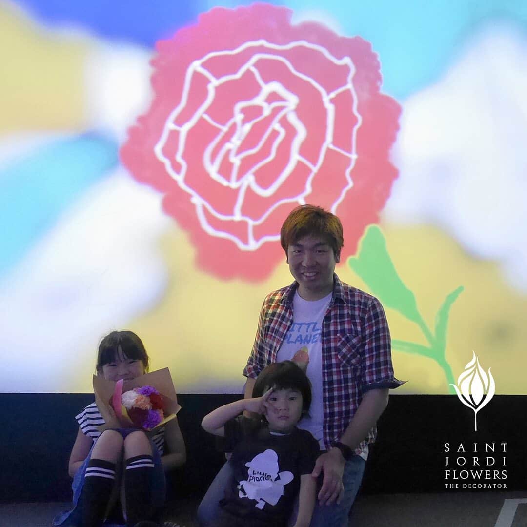 株式会社ポジティブドリームパーソンズさんのインスタグラム写真 - (株式会社ポジティブドリームパーソンズInstagram)「・ 【スーパーダディ花塾 母の日specialワークショップ ～母（ママ）への愛（きもち）を、お花に込めて。～】 開催しました！ ・ ５月１１日（土）ららぽーと横浜にて 父子でつくる、母の日の花束ワークショップ「スーパーダディ花塾」を 各回満席にて開催することができました。 ・ お母さんの居ない時間に、お父さんとお子さんで”お母さんのイメージ”を思い浮かべ、 そのイメージを色に例えたあとに５０種類ものディスプレイされたカーネーションから お母さんを表現する１２本の花を選んで束ねました。 ・ ご参加いただいたお父さん、家族のみなさま、ありがとうございました。 ・ 花を束ね、贈ることとは、気持ちを伝える為に相手を思うこと。 これからも大切な人へ何かを伝える日々にサンジョルディフラワーズ ザ・デコレーターが あり続けられますよう、思いを結ぶサービスをご提供して参ります。 ・ https://www.saintjordiflowers.com/ ・ * #スーパーダディ花塾 #saintjordiflowers #親子で参加  #父子デート  #母の日 #春 #サンジョルディフラワーズ #sjf #フラワーショップ #花屋 #花 #フラワー #ギフト #プレゼント #空間装飾 #デコレーター #decorator #gift #写真が好きな人と繋がりたい #カメラが好きな人と繋がりたい #positivedreampersons #NPO法人スーパーダディ協会 #リトルプラネット #フラワーギフト #フラワーボックス #ボックスフラワー #空間演出 #ワークショップ #ららぽーと横浜」5月14日 16時00分 - positivedreampersons_inc