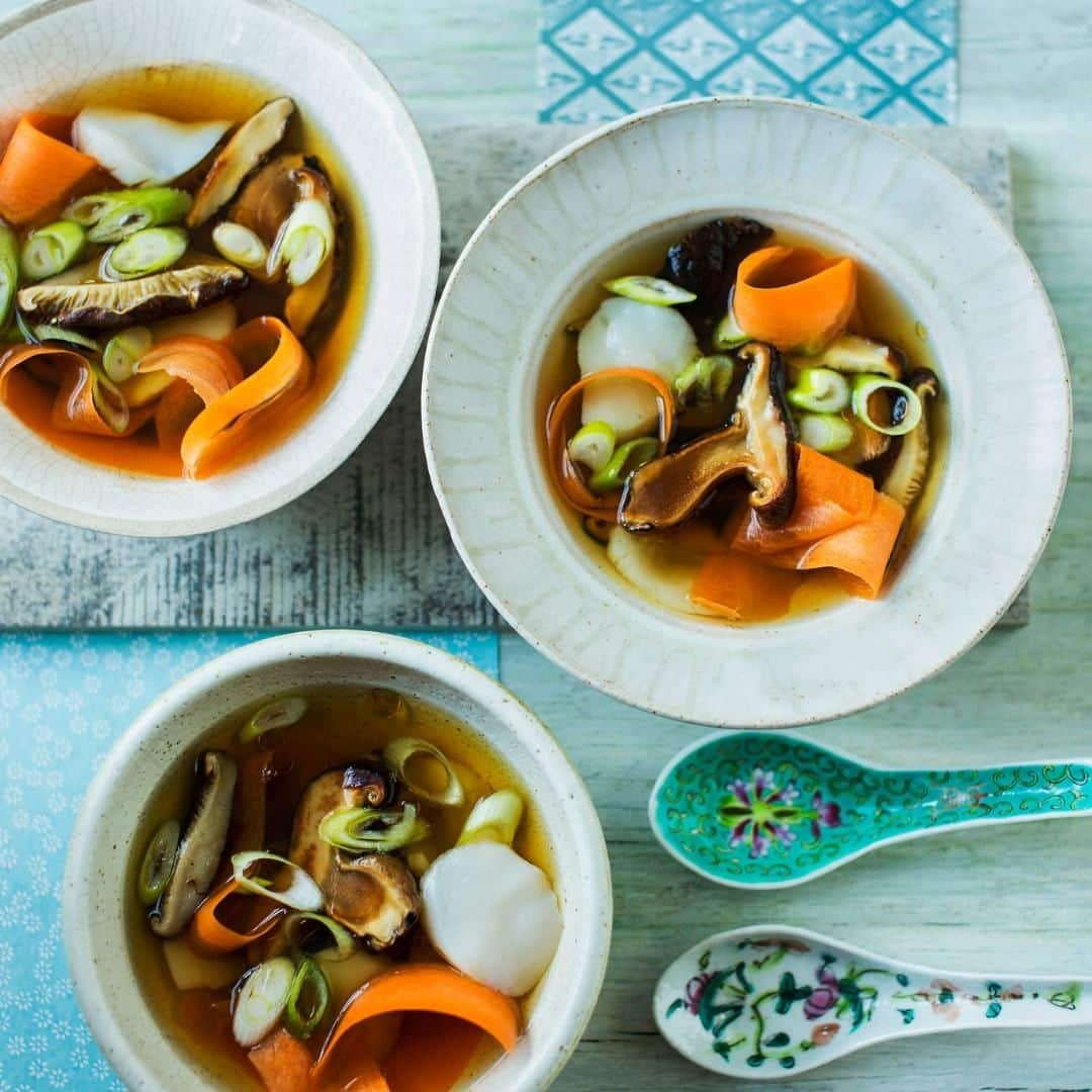 レイチェル・クーさんのインスタグラム写真 - (レイチェル・クーInstagram)「A little Japanese inspired dish for dinner at my place tonight 👉 shitake dashi with quick cooked scallops 🍲 🇯🇵 Recipe available at ➡️ http://bit.ly/rk-dashi 📸: Laura Edwards | Food Styling: @frankie_u . . . . . . . #rachelkhoo #recipe #cooking #spring #SpringRecipe #Japanese #shitake #dashi」5月14日 16時05分 - rachelkhooks