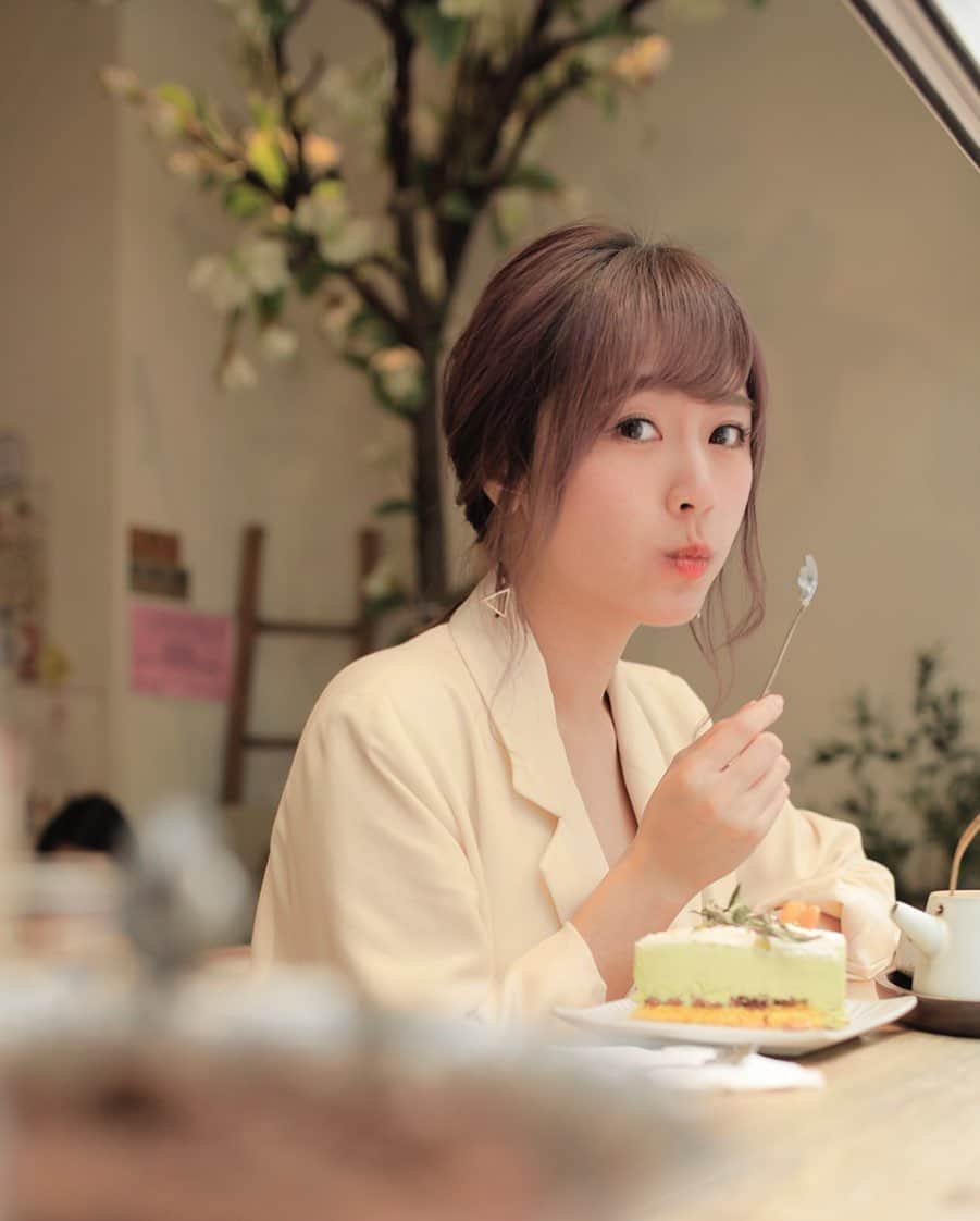 Miss Hunnyのインスタグラム：「我問 @szetosifu ： 「我今天是大人嗎？」 他說：「裝得挺像的！」 ……在我身邊的人都有「一眼就看穿我」的超能力。 #私圖」