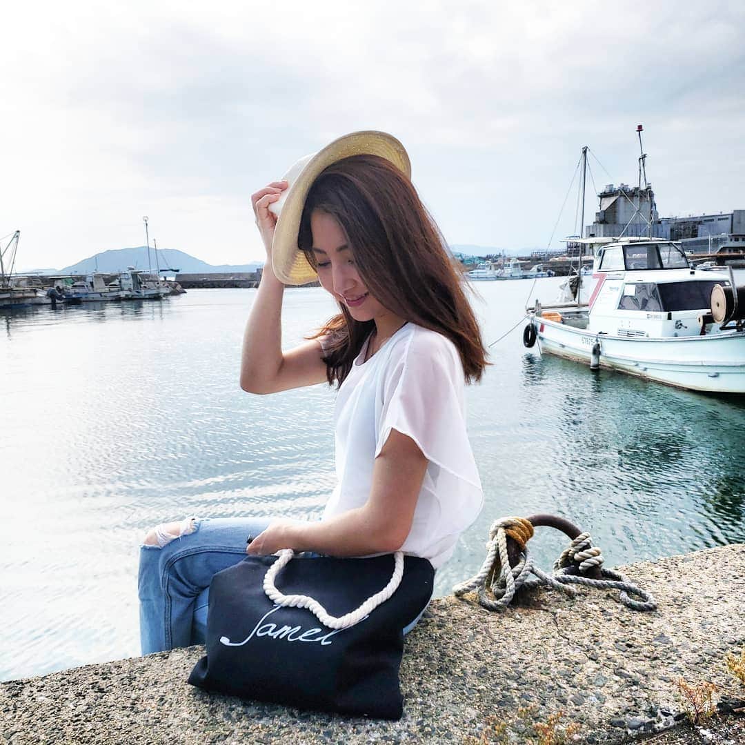 Hiromi Tomiiさんのインスタグラム写真 - (Hiromi TomiiInstagram)「. . ブラック派? ホワイト派? . お色は二色展開(^-^) スワイプしてね！ . . これからの季節にぴったりなバッグ☺️ #バッグ　は、 #ルピス @queen.lupis (bag0033) のだよ！ . . #トップス：#jferry_ins @jferry.jp (A89-039-30011) . . . #sea#sealover#seabreeze#sunsandsea #海が好き#seaaddict#FollowtheSun#maremaremare  #デニム#白シャツ#プチプラファッション#패션 #outfit#ootd#fashion#コーデ#きょコ #fashion #fashiongram  #アラサーコーデ#コーディネート探検隊#currentlywearing #lookbook #お写んぽ #写真好きな人と繋がりたい #PR#sagojoinsta」5月14日 16時07分 - hiromi.tomii