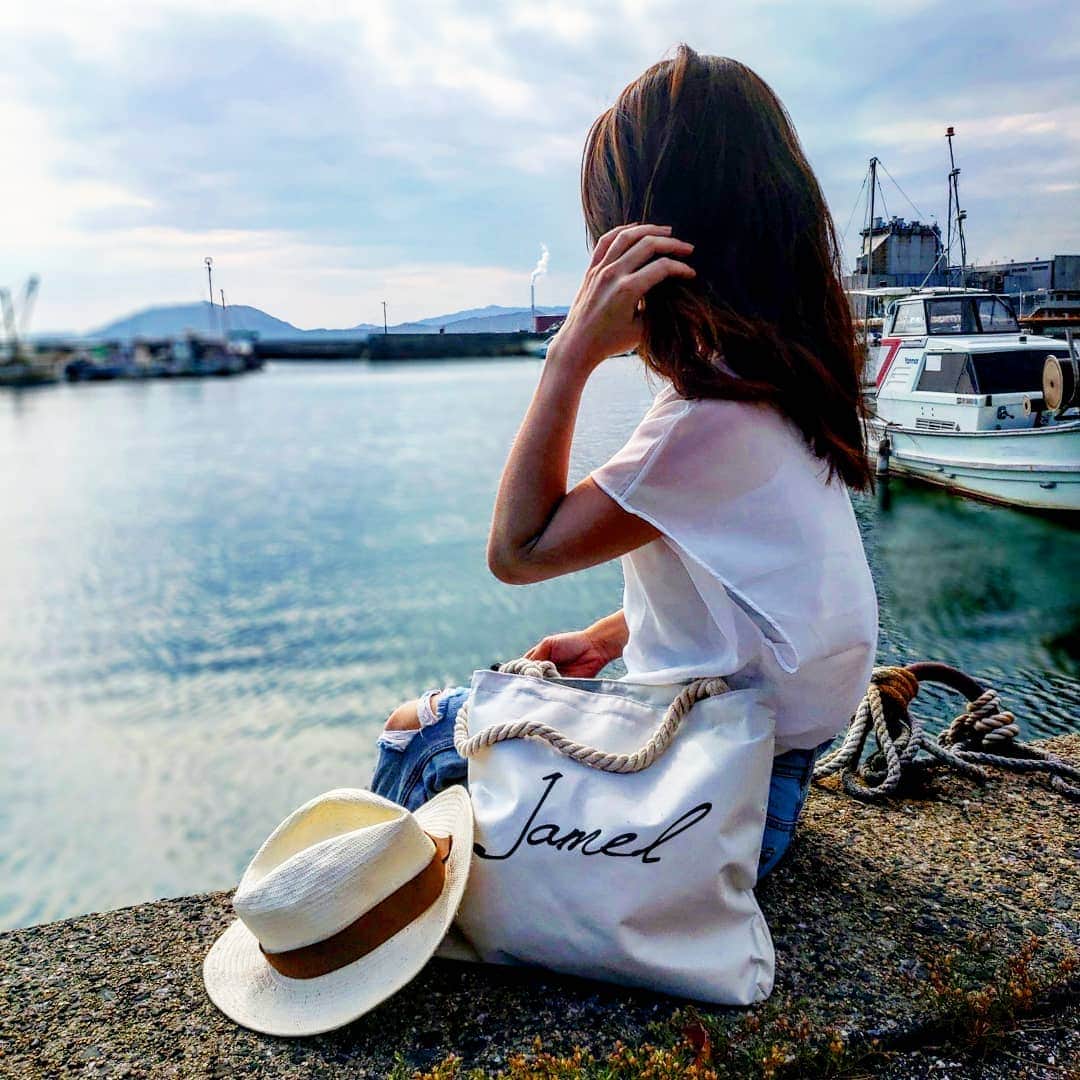 Hiromi Tomiiさんのインスタグラム写真 - (Hiromi TomiiInstagram)「. . ブラック派? ホワイト派? . お色は二色展開(^-^) スワイプしてね！ . . これからの季節にぴったりなバッグ☺️ #バッグ　は、 #ルピス @queen.lupis (bag0033) のだよ！ . . #トップス：#jferry_ins @jferry.jp (A89-039-30011) . . . #sea#sealover#seabreeze#sunsandsea #海が好き#seaaddict#FollowtheSun#maremaremare  #デニム#白シャツ#プチプラファッション#패션 #outfit#ootd#fashion#コーデ#きょコ #fashion #fashiongram  #アラサーコーデ#コーディネート探検隊#currentlywearing #lookbook #お写んぽ #写真好きな人と繋がりたい #PR#sagojoinsta」5月14日 16時07分 - hiromi.tomii
