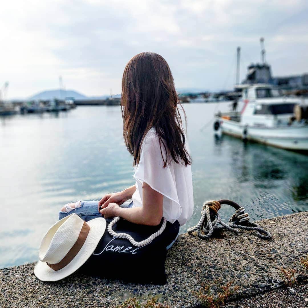 Hiromi Tomiiさんのインスタグラム写真 - (Hiromi TomiiInstagram)「. . ブラック派? ホワイト派? . お色は二色展開(^-^) スワイプしてね！ . . これからの季節にぴったりなバッグ☺️ #バッグ　は、 #ルピス @queen.lupis (bag0033) のだよ！ . . #トップス：#jferry_ins @jferry.jp (A89-039-30011) . . . #sea#sealover#seabreeze#sunsandsea #海が好き#seaaddict#FollowtheSun#maremaremare  #デニム#白シャツ#プチプラファッション#패션 #outfit#ootd#fashion#コーデ#きょコ #fashion #fashiongram  #アラサーコーデ#コーディネート探検隊#currentlywearing #lookbook #お写んぽ #写真好きな人と繋がりたい #PR#sagojoinsta」5月14日 16時07分 - hiromi.tomii