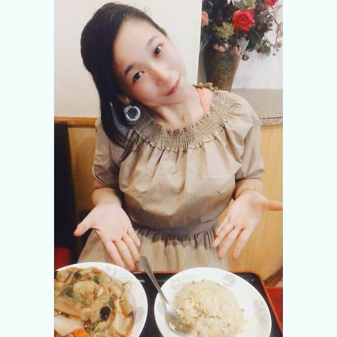 世手子さんのインスタグラム写真 - (世手子Instagram)「午餐与正宗的中国菜=(^.^)= 谢谢你的精彩评论(((o(*ﾟ▽ﾟ*)o)))♡ @toukaihanten 浜松町 #東海飯店 行ってきたょ(*´-`) #大門駅 からすぐだったよっ（＾∇＾） #人気メニュー の #五目焼きそば #半チャーハンセット 880円を注文っっ #春巻き大好き なので注文しちゃったょっっ 単品とセットの料金対して変わらないのにボリューミーでした！！ 久々にこんなに麺食べたかもっっ ラーメンと違って五目焼きそばは味濃くないから飽きずに食べれちゃったww 私は #酢で味変 するタイプですっっ #お得に #本格中華 楽しむにはぴったりだねっっ #栄養満点ごはん 今日のライブも頑張るー╰(*´︶`*)╯♡ #浜松町グルメ #大門グルメ #浜松町中華 #浜松町ランチ #大門ランチ #大門ディナー #浜松町ディナー  #好吃 #赞 #粉我 #照片 #我的最愛 #中国菜」5月14日 16時13分 - rojide