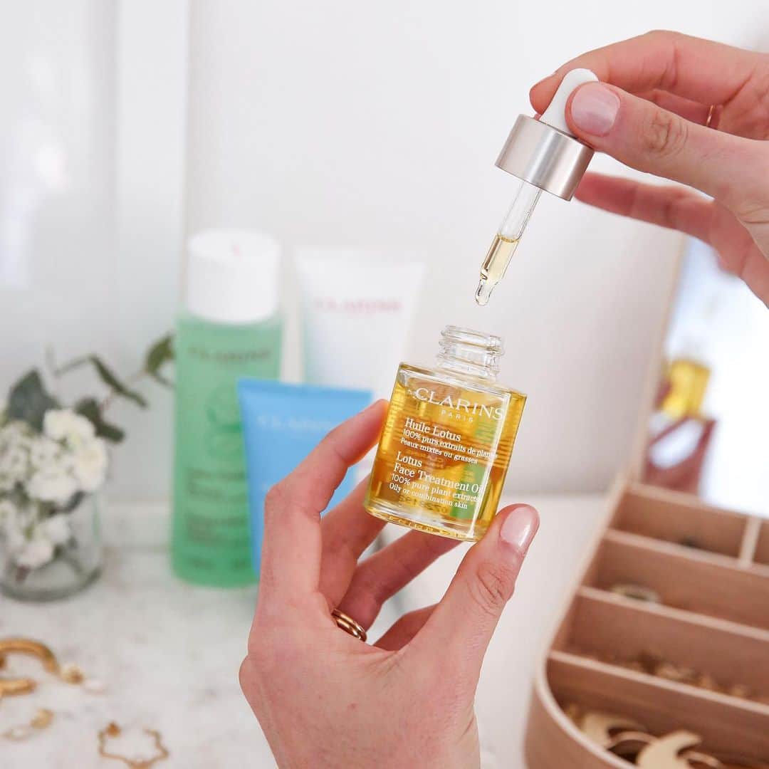 Clarins Australiaさんのインスタグラム写真 - (Clarins AustraliaInstagram)「If your skin errs on the oily side, supercharge your SOS Hydra Mask with a few drops of #Clarins Lotus Face Treatment Oil. Made from 100% pure plant extracts, Lotus Face Treatment Oil rebalances oily to combination skin. This trick works a treat for @mademoisellejaime. Have you tried Clarins face oils? #ClarinsAus #ClarinsSkincare」5月14日 16時14分 - clarinsanz