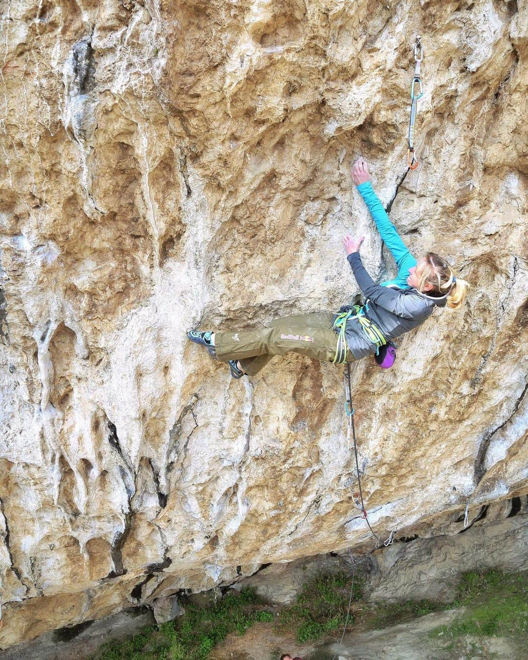 アンジェラ・アイターさんのインスタグラム写真 - (アンジェラ・アイターInstagram)「Climbing a hard project forces performance on demand, especially when I have maximum two goes until I run out of skin and energy. This can be an enlightening process. I get aware of the internal and external factors I need to get the most out of one attempt. In my last climbing trip conditions were difficult and made me question if it’s better to go home. The rock was extremely wet and I didn't get any grip on the holds. This fact made low odds to catch perfect attempts. Nevertheless we enjoyed great climbing days outdoors anyway. 📸 @bernieruech //: „Bibita Biologica, 8c“, 2014 Italy #verleihtflügel #jedentagtirol @lasportivagram @team_edelrid #climbing #outdoors #socialmedia #balance #emotion #nature #outdoorwoman #staymotivated #klettern #bouldern #bouldering #gesundheit #vital」5月14日 16時28分 - angyeiter