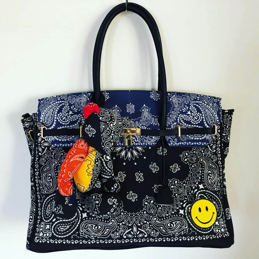 セカンドラボさんのインスタグラム写真 - (セカンドラボInstagram)「. 【REMAKE BANDANNA TOTE BAG】 . ユーズドのバンダナを使用したトートバッグ。 . とある案件の別注品です◡̈⃝☻ . http://secondlab.us . #remake #remade  #vintage #used  #bandanna #bag  #recycle #secondlab  #japanmade #madeinjapan #rebuild」5月14日 16時19分 - secondlab_official