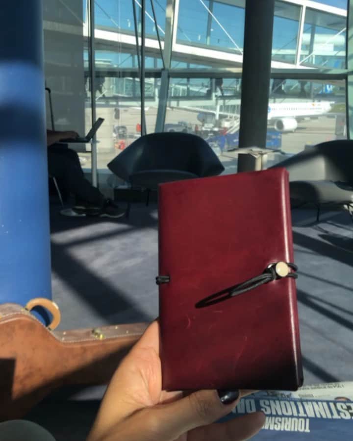 カロリーヌ・ド・メグレのインスタグラム：「Passport cover, so chic ❤️Mon ami jerome @larfeuille_paris fait de la maroquinerie magnifique à Paris 100% à la main, démarche d’insertion pour toute la prod et reverse 10% des bénéfices à des associations 💪🍾🎉❤️」