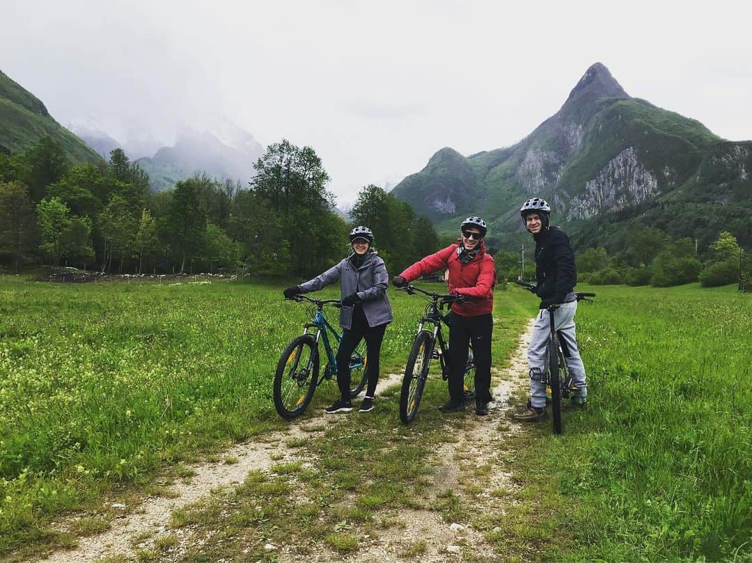 ジェイソン・ブラウンさんのインスタグラム写真 - (ジェイソン・ブラウンInstagram)「...and we’re off!! 🚴‍♀️🚴‍♂️🚴‍♂️ Siblings trip to Slovenia! 🇸🇮✨」5月14日 16時21分 - jasonbskates