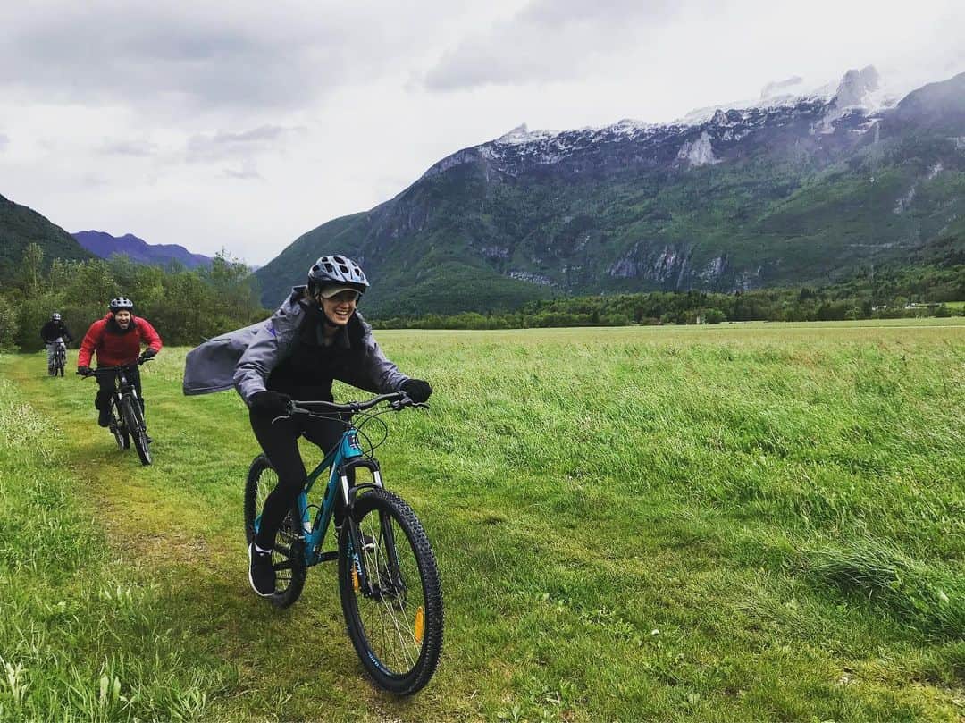 ジェイソン・ブラウンのインスタグラム：「...and we’re off!! 🚴‍♀️🚴‍♂️🚴‍♂️ Siblings trip to Slovenia! 🇸🇮✨」