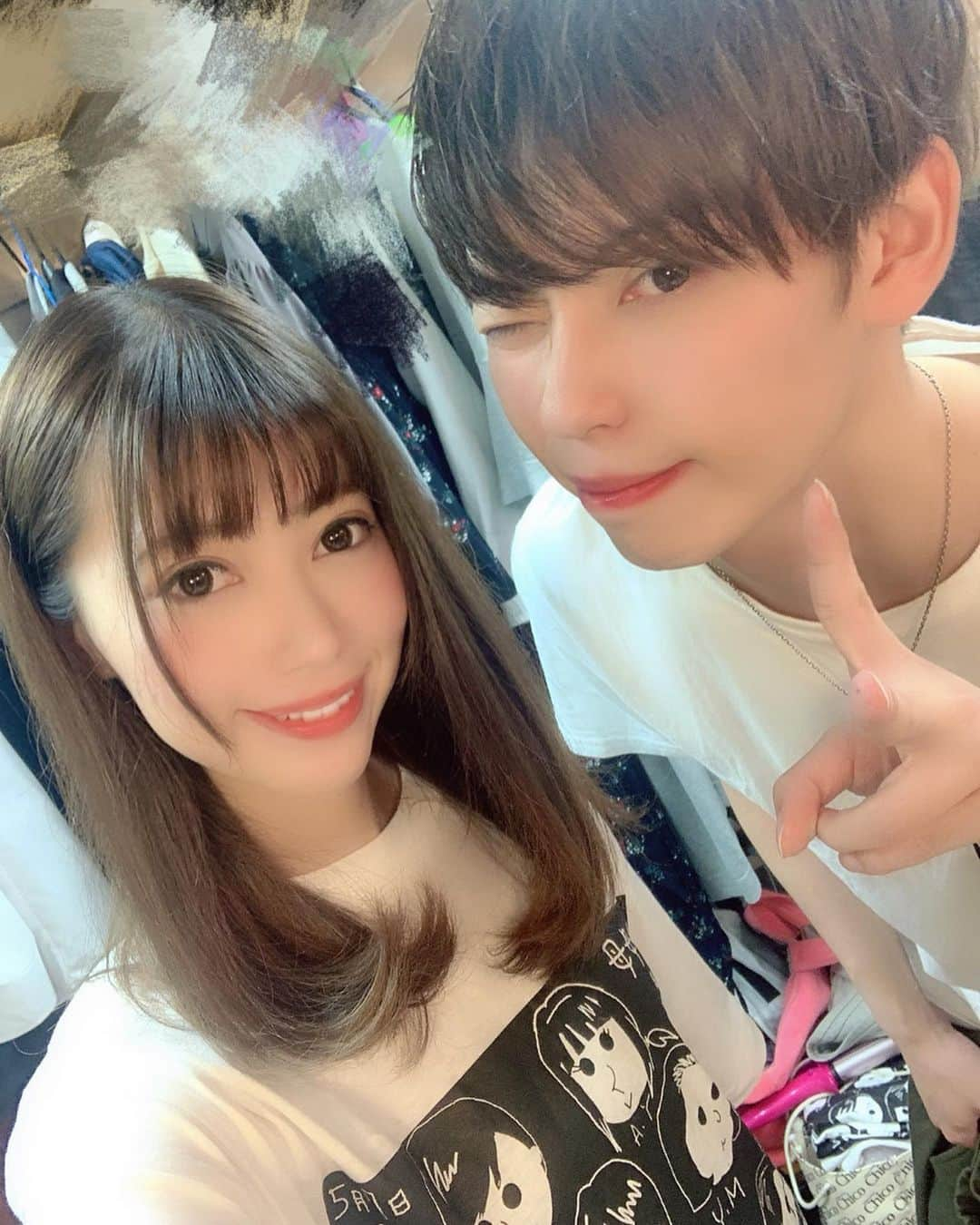 安森彩那さんのインスタグラム写真 - (安森彩那Instagram)「2019.5.12 タロー原案 「母母母と笑いなさい。」 おかげさまで満員御礼で無事に終演致しました。有難うございます！ - 「何食べたい？・あけみ(高校生)役」 - 「寝たふり・居酒屋に居合わせたカップル役」 - 「アケビ花・谷口京子(母)役」  の3役を演じました。 私がお芝居するにあたって大切にしてるのは、その役がどんなおいたちで育ってきたか、演出家の方がどんな風にみせたいか、届けたいかを話し、考えるようになりました。そうする事によって私の場合感情移入しやすくなります。 - 何食べたい？のちゃんと‘嫌なやつ ’‘ムカつく ’て思わせられたらいいから！て演出の荒木さんに言われて、自分なりのイヤなやつを演じさせて頂きました。 ヒロインのさちこ(七栄ここ @cocotandayo_ )のイジメ役て決まったとき戸惑いあったけど、ここちゃんにも気持ちが入りやすいように嫌なやつ演じきりました。千秋楽のあけみなんてもうね～(笑) - 2作目の‘ 寝たふり‘’について。 ・寝たふり(起きてるけど寝たふり) ・ネタふり(次の展開へのネタをふり) ・寝たふり(実際にしてないよ～) という3つの意味が込められてたんですよ。最初の稽古で作家さんの中村さんに聞いてなるほど！て関心させられました。 居酒屋に居合わせたカップル役なんだけど、AV女優という職業に偏見を持ち、彼と喧嘩に。最後まで納得いかないが、とりあえず有名な女優さんだから握手しとこうか。のニュアンスで握手するんだけど、毎回腹立つわ～って皆さんウケてくれて嬉しかった😝w - 3作品目に出演したら、‘アケビの花 ’について。以前にも話したけどこれが一番苦戦しました。 京子は息子が産まれてすぐ離婚し、息子のために再婚。その再婚相手が京子にDVをするようになりそれが次第にまだ幼かった息子の徹にむけられる。何とか守ろうと気づいたら刺して殺してしまって刑務所へ。 それから実の父と祖母に育てられるけどマスコミの嘘の作り話で、徹は不倫相手を殺した犯罪者の息子としていじめられる。 舞台では母、京子がどんな思いで10年間過ごしてきたかはみせれなかったけど、刑事の河野さんが息子、徹に真実を打ち明けてる時、裏で私はそれを演技してたんです🤫 舞台2回以上見にこられた方で千秋楽でゴロッと変えたの気づきました？ 最初に影(心の闇)をみせる演技にシフトしました。落差をつけるためにも。 ‘ちゃんとお母さんに見えたよ ’て言われて素直に嬉しかったです。 やった事のない役をやらせて頂き難しかったからこそ、色々考え、自分なりにまた一つ成長できたと思ってます。 タローさんには本当に感謝の気持ちでいっぱいです。 ‪- - - - - - - - - - - - - - - - - ✄‬ そしてこの舞台に関わる全ての方(演出、中村さん、荒木さん、周さん、演者の皆さん、舞監あずみさん、音響小関さん、照明宮崎さん、衣装アズサさん、スタッフ皆さん)がいてこその舞台なので皆さんに感謝しかありません。ありがとうございました。 そして劇場に足を運んで頂いた皆様、本当にありがとうございました！ アンケートも全て読ませていただきました。リアルな声が明日の活力になります。まだまだ安森は学び成長し、皆さんの芯に届けられる女優になります！今後とも応援よろしくお願い致します。 ‪- - - - - - - - - - - - - - - - - ✄‬ 伝えたいことがありすぎてうまくまとめられないけど私はお芝居が本当に大好きなんだなって改めて実感しました。これからも色んな役に挑戦していきたいです。最後まで読んでいただきありがとうございます。 ‪- - - - - - - - - - - - - - - - - ✄‬ #舞台 #日本 #東京 #中野 #中野momo #劇場 #母 #高校生 #カップル #彼女 #japan #tokyo  #event #comedian #couple #mother」5月14日 16時21分 - ayana.y_official