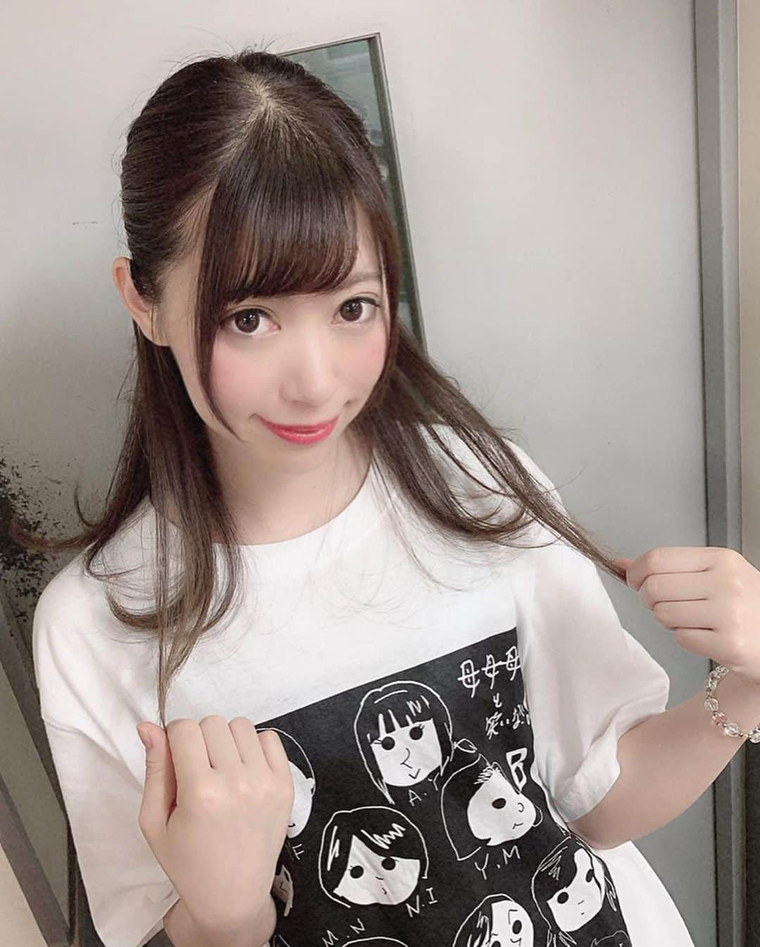 安森彩那さんのインスタグラム写真 - (安森彩那Instagram)「2019.5.12 タロー原案 「母母母と笑いなさい。」 おかげさまで満員御礼で無事に終演致しました。有難うございます！ - 「何食べたい？・あけみ(高校生)役」 - 「寝たふり・居酒屋に居合わせたカップル役」 - 「アケビ花・谷口京子(母)役」  の3役を演じました。 私がお芝居するにあたって大切にしてるのは、その役がどんなおいたちで育ってきたか、演出家の方がどんな風にみせたいか、届けたいかを話し、考えるようになりました。そうする事によって私の場合感情移入しやすくなります。 - 何食べたい？のちゃんと‘嫌なやつ ’‘ムカつく ’て思わせられたらいいから！て演出の荒木さんに言われて、自分なりのイヤなやつを演じさせて頂きました。 ヒロインのさちこ(七栄ここ @cocotandayo_ )のイジメ役て決まったとき戸惑いあったけど、ここちゃんにも気持ちが入りやすいように嫌なやつ演じきりました。千秋楽のあけみなんてもうね～(笑) - 2作目の‘ 寝たふり‘’について。 ・寝たふり(起きてるけど寝たふり) ・ネタふり(次の展開へのネタをふり) ・寝たふり(実際にしてないよ～) という3つの意味が込められてたんですよ。最初の稽古で作家さんの中村さんに聞いてなるほど！て関心させられました。 居酒屋に居合わせたカップル役なんだけど、AV女優という職業に偏見を持ち、彼と喧嘩に。最後まで納得いかないが、とりあえず有名な女優さんだから握手しとこうか。のニュアンスで握手するんだけど、毎回腹立つわ～って皆さんウケてくれて嬉しかった😝w - 3作品目に出演したら、‘アケビの花 ’について。以前にも話したけどこれが一番苦戦しました。 京子は息子が産まれてすぐ離婚し、息子のために再婚。その再婚相手が京子にDVをするようになりそれが次第にまだ幼かった息子の徹にむけられる。何とか守ろうと気づいたら刺して殺してしまって刑務所へ。 それから実の父と祖母に育てられるけどマスコミの嘘の作り話で、徹は不倫相手を殺した犯罪者の息子としていじめられる。 舞台では母、京子がどんな思いで10年間過ごしてきたかはみせれなかったけど、刑事の河野さんが息子、徹に真実を打ち明けてる時、裏で私はそれを演技してたんです🤫 舞台2回以上見にこられた方で千秋楽でゴロッと変えたの気づきました？ 最初に影(心の闇)をみせる演技にシフトしました。落差をつけるためにも。 ‘ちゃんとお母さんに見えたよ ’て言われて素直に嬉しかったです。 やった事のない役をやらせて頂き難しかったからこそ、色々考え、自分なりにまた一つ成長できたと思ってます。 タローさんには本当に感謝の気持ちでいっぱいです。 ‪- - - - - - - - - - - - - - - - - ✄‬ そしてこの舞台に関わる全ての方(演出、中村さん、荒木さん、周さん、演者の皆さん、舞監あずみさん、音響小関さん、照明宮崎さん、衣装アズサさん、スタッフ皆さん)がいてこその舞台なので皆さんに感謝しかありません。ありがとうございました。 そして劇場に足を運んで頂いた皆様、本当にありがとうございました！ アンケートも全て読ませていただきました。リアルな声が明日の活力になります。まだまだ安森は学び成長し、皆さんの芯に届けられる女優になります！今後とも応援よろしくお願い致します。 ‪- - - - - - - - - - - - - - - - - ✄‬ 伝えたいことがありすぎてうまくまとめられないけど私はお芝居が本当に大好きなんだなって改めて実感しました。これからも色んな役に挑戦していきたいです。最後まで読んでいただきありがとうございます。 ‪- - - - - - - - - - - - - - - - - ✄‬ #舞台 #日本 #東京 #中野 #中野momo #劇場 #母 #高校生 #カップル #彼女 #japan #tokyo  #event #comedian #couple #mother」5月14日 16時21分 - ayana.y_official