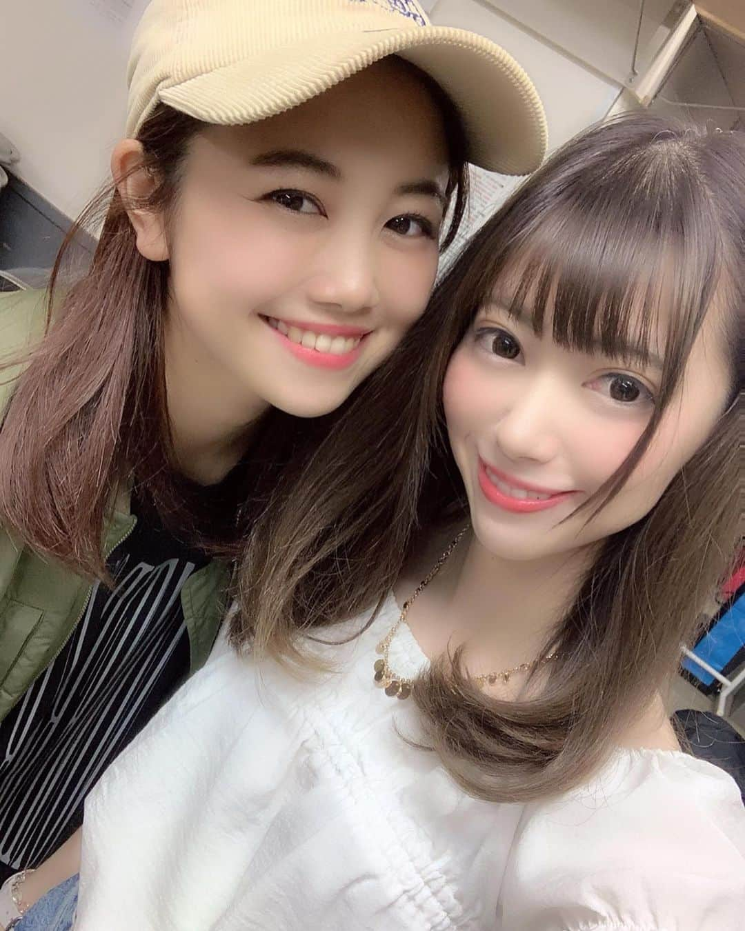 安森彩那さんのインスタグラム写真 - (安森彩那Instagram)「2019.5.12 タロー原案 「母母母と笑いなさい。」 おかげさまで満員御礼で無事に終演致しました。有難うございます！ - 「何食べたい？・あけみ(高校生)役」 - 「寝たふり・居酒屋に居合わせたカップル役」 - 「アケビ花・谷口京子(母)役」  の3役を演じました。 私がお芝居するにあたって大切にしてるのは、その役がどんなおいたちで育ってきたか、演出家の方がどんな風にみせたいか、届けたいかを話し、考えるようになりました。そうする事によって私の場合感情移入しやすくなります。 - 何食べたい？のちゃんと‘嫌なやつ ’‘ムカつく ’て思わせられたらいいから！て演出の荒木さんに言われて、自分なりのイヤなやつを演じさせて頂きました。 ヒロインのさちこ(七栄ここ @cocotandayo_ )のイジメ役て決まったとき戸惑いあったけど、ここちゃんにも気持ちが入りやすいように嫌なやつ演じきりました。千秋楽のあけみなんてもうね～(笑) - 2作目の‘ 寝たふり‘’について。 ・寝たふり(起きてるけど寝たふり) ・ネタふり(次の展開へのネタをふり) ・寝たふり(実際にしてないよ～) という3つの意味が込められてたんですよ。最初の稽古で作家さんの中村さんに聞いてなるほど！て関心させられました。 居酒屋に居合わせたカップル役なんだけど、AV女優という職業に偏見を持ち、彼と喧嘩に。最後まで納得いかないが、とりあえず有名な女優さんだから握手しとこうか。のニュアンスで握手するんだけど、毎回腹立つわ～って皆さんウケてくれて嬉しかった😝w - 3作品目に出演したら、‘アケビの花 ’について。以前にも話したけどこれが一番苦戦しました。 京子は息子が産まれてすぐ離婚し、息子のために再婚。その再婚相手が京子にDVをするようになりそれが次第にまだ幼かった息子の徹にむけられる。何とか守ろうと気づいたら刺して殺してしまって刑務所へ。 それから実の父と祖母に育てられるけどマスコミの嘘の作り話で、徹は不倫相手を殺した犯罪者の息子としていじめられる。 舞台では母、京子がどんな思いで10年間過ごしてきたかはみせれなかったけど、刑事の河野さんが息子、徹に真実を打ち明けてる時、裏で私はそれを演技してたんです🤫 舞台2回以上見にこられた方で千秋楽でゴロッと変えたの気づきました？ 最初に影(心の闇)をみせる演技にシフトしました。落差をつけるためにも。 ‘ちゃんとお母さんに見えたよ ’て言われて素直に嬉しかったです。 やった事のない役をやらせて頂き難しかったからこそ、色々考え、自分なりにまた一つ成長できたと思ってます。 タローさんには本当に感謝の気持ちでいっぱいです。 ‪- - - - - - - - - - - - - - - - - ✄‬ そしてこの舞台に関わる全ての方(演出、中村さん、荒木さん、周さん、演者の皆さん、舞監あずみさん、音響小関さん、照明宮崎さん、衣装アズサさん、スタッフ皆さん)がいてこその舞台なので皆さんに感謝しかありません。ありがとうございました。 そして劇場に足を運んで頂いた皆様、本当にありがとうございました！ アンケートも全て読ませていただきました。リアルな声が明日の活力になります。まだまだ安森は学び成長し、皆さんの芯に届けられる女優になります！今後とも応援よろしくお願い致します。 ‪- - - - - - - - - - - - - - - - - ✄‬ 伝えたいことがありすぎてうまくまとめられないけど私はお芝居が本当に大好きなんだなって改めて実感しました。これからも色んな役に挑戦していきたいです。最後まで読んでいただきありがとうございます。 ‪- - - - - - - - - - - - - - - - - ✄‬ #舞台 #日本 #東京 #中野 #中野momo #劇場 #母 #高校生 #カップル #彼女 #japan #tokyo  #event #comedian #couple #mother」5月14日 16時21分 - ayana.y_official