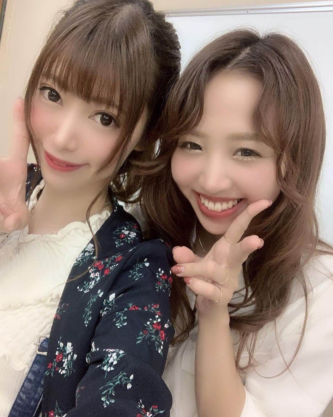 安森彩那さんのインスタグラム写真 - (安森彩那Instagram)「2019.5.12 タロー原案 「母母母と笑いなさい。」 おかげさまで満員御礼で無事に終演致しました。有難うございます！ - 「何食べたい？・あけみ(高校生)役」 - 「寝たふり・居酒屋に居合わせたカップル役」 - 「アケビ花・谷口京子(母)役」  の3役を演じました。 私がお芝居するにあたって大切にしてるのは、その役がどんなおいたちで育ってきたか、演出家の方がどんな風にみせたいか、届けたいかを話し、考えるようになりました。そうする事によって私の場合感情移入しやすくなります。 - 何食べたい？のちゃんと‘嫌なやつ ’‘ムカつく ’て思わせられたらいいから！て演出の荒木さんに言われて、自分なりのイヤなやつを演じさせて頂きました。 ヒロインのさちこ(七栄ここ @cocotandayo_ )のイジメ役て決まったとき戸惑いあったけど、ここちゃんにも気持ちが入りやすいように嫌なやつ演じきりました。千秋楽のあけみなんてもうね～(笑) - 2作目の‘ 寝たふり‘’について。 ・寝たふり(起きてるけど寝たふり) ・ネタふり(次の展開へのネタをふり) ・寝たふり(実際にしてないよ～) という3つの意味が込められてたんですよ。最初の稽古で作家さんの中村さんに聞いてなるほど！て関心させられました。 居酒屋に居合わせたカップル役なんだけど、AV女優という職業に偏見を持ち、彼と喧嘩に。最後まで納得いかないが、とりあえず有名な女優さんだから握手しとこうか。のニュアンスで握手するんだけど、毎回腹立つわ～って皆さんウケてくれて嬉しかった😝w - 3作品目に出演したら、‘アケビの花 ’について。以前にも話したけどこれが一番苦戦しました。 京子は息子が産まれてすぐ離婚し、息子のために再婚。その再婚相手が京子にDVをするようになりそれが次第にまだ幼かった息子の徹にむけられる。何とか守ろうと気づいたら刺して殺してしまって刑務所へ。 それから実の父と祖母に育てられるけどマスコミの嘘の作り話で、徹は不倫相手を殺した犯罪者の息子としていじめられる。 舞台では母、京子がどんな思いで10年間過ごしてきたかはみせれなかったけど、刑事の河野さんが息子、徹に真実を打ち明けてる時、裏で私はそれを演技してたんです🤫 舞台2回以上見にこられた方で千秋楽でゴロッと変えたの気づきました？ 最初に影(心の闇)をみせる演技にシフトしました。落差をつけるためにも。 ‘ちゃんとお母さんに見えたよ ’て言われて素直に嬉しかったです。 やった事のない役をやらせて頂き難しかったからこそ、色々考え、自分なりにまた一つ成長できたと思ってます。 タローさんには本当に感謝の気持ちでいっぱいです。 ‪- - - - - - - - - - - - - - - - - ✄‬ そしてこの舞台に関わる全ての方(演出、中村さん、荒木さん、周さん、演者の皆さん、舞監あずみさん、音響小関さん、照明宮崎さん、衣装アズサさん、スタッフ皆さん)がいてこその舞台なので皆さんに感謝しかありません。ありがとうございました。 そして劇場に足を運んで頂いた皆様、本当にありがとうございました！ アンケートも全て読ませていただきました。リアルな声が明日の活力になります。まだまだ安森は学び成長し、皆さんの芯に届けられる女優になります！今後とも応援よろしくお願い致します。 ‪- - - - - - - - - - - - - - - - - ✄‬ 伝えたいことがありすぎてうまくまとめられないけど私はお芝居が本当に大好きなんだなって改めて実感しました。これからも色んな役に挑戦していきたいです。最後まで読んでいただきありがとうございます。 ‪- - - - - - - - - - - - - - - - - ✄‬ #舞台 #日本 #東京 #中野 #中野momo #劇場 #母 #高校生 #カップル #彼女 #japan #tokyo  #event #comedian #couple #mother」5月14日 16時21分 - ayana.y_official