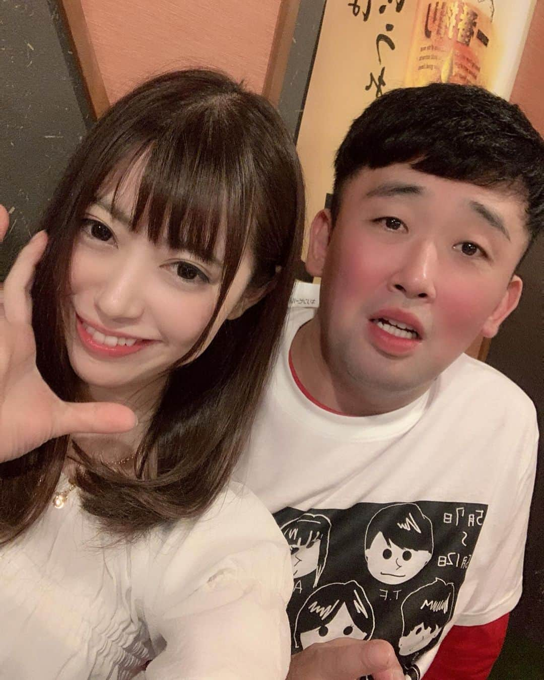 安森彩那さんのインスタグラム写真 - (安森彩那Instagram)「2019.5.12 タロー原案 「母母母と笑いなさい。」 おかげさまで満員御礼で無事に終演致しました。有難うございます！ - 「何食べたい？・あけみ(高校生)役」 - 「寝たふり・居酒屋に居合わせたカップル役」 - 「アケビ花・谷口京子(母)役」  の3役を演じました。 私がお芝居するにあたって大切にしてるのは、その役がどんなおいたちで育ってきたか、演出家の方がどんな風にみせたいか、届けたいかを話し、考えるようになりました。そうする事によって私の場合感情移入しやすくなります。 - 何食べたい？のちゃんと‘嫌なやつ ’‘ムカつく ’て思わせられたらいいから！て演出の荒木さんに言われて、自分なりのイヤなやつを演じさせて頂きました。 ヒロインのさちこ(七栄ここ @cocotandayo_ )のイジメ役て決まったとき戸惑いあったけど、ここちゃんにも気持ちが入りやすいように嫌なやつ演じきりました。千秋楽のあけみなんてもうね～(笑) - 2作目の‘ 寝たふり‘’について。 ・寝たふり(起きてるけど寝たふり) ・ネタふり(次の展開へのネタをふり) ・寝たふり(実際にしてないよ～) という3つの意味が込められてたんですよ。最初の稽古で作家さんの中村さんに聞いてなるほど！て関心させられました。 居酒屋に居合わせたカップル役なんだけど、AV女優という職業に偏見を持ち、彼と喧嘩に。最後まで納得いかないが、とりあえず有名な女優さんだから握手しとこうか。のニュアンスで握手するんだけど、毎回腹立つわ～って皆さんウケてくれて嬉しかった😝w - 3作品目に出演したら、‘アケビの花 ’について。以前にも話したけどこれが一番苦戦しました。 京子は息子が産まれてすぐ離婚し、息子のために再婚。その再婚相手が京子にDVをするようになりそれが次第にまだ幼かった息子の徹にむけられる。何とか守ろうと気づいたら刺して殺してしまって刑務所へ。 それから実の父と祖母に育てられるけどマスコミの嘘の作り話で、徹は不倫相手を殺した犯罪者の息子としていじめられる。 舞台では母、京子がどんな思いで10年間過ごしてきたかはみせれなかったけど、刑事の河野さんが息子、徹に真実を打ち明けてる時、裏で私はそれを演技してたんです🤫 舞台2回以上見にこられた方で千秋楽でゴロッと変えたの気づきました？ 最初に影(心の闇)をみせる演技にシフトしました。落差をつけるためにも。 ‘ちゃんとお母さんに見えたよ ’て言われて素直に嬉しかったです。 やった事のない役をやらせて頂き難しかったからこそ、色々考え、自分なりにまた一つ成長できたと思ってます。 タローさんには本当に感謝の気持ちでいっぱいです。 ‪- - - - - - - - - - - - - - - - - ✄‬ そしてこの舞台に関わる全ての方(演出、中村さん、荒木さん、周さん、演者の皆さん、舞監あずみさん、音響小関さん、照明宮崎さん、衣装アズサさん、スタッフ皆さん)がいてこその舞台なので皆さんに感謝しかありません。ありがとうございました。 そして劇場に足を運んで頂いた皆様、本当にありがとうございました！ アンケートも全て読ませていただきました。リアルな声が明日の活力になります。まだまだ安森は学び成長し、皆さんの芯に届けられる女優になります！今後とも応援よろしくお願い致します。 ‪- - - - - - - - - - - - - - - - - ✄‬ 伝えたいことがありすぎてうまくまとめられないけど私はお芝居が本当に大好きなんだなって改めて実感しました。これからも色んな役に挑戦していきたいです。最後まで読んでいただきありがとうございます。 ‪- - - - - - - - - - - - - - - - - ✄‬ #舞台 #日本 #東京 #中野 #中野momo #劇場 #母 #高校生 #カップル #彼女 #japan #tokyo  #event #comedian #couple #mother」5月14日 16時21分 - ayana.y_official