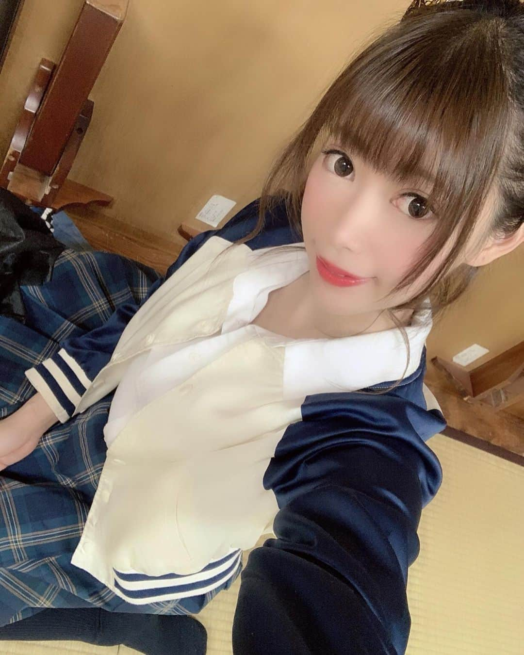 安森彩那さんのインスタグラム写真 - (安森彩那Instagram)「2019.5.12 タロー原案 「母母母と笑いなさい。」 おかげさまで満員御礼で無事に終演致しました。有難うございます！ - 「何食べたい？・あけみ(高校生)役」 - 「寝たふり・居酒屋に居合わせたカップル役」 - 「アケビ花・谷口京子(母)役」  の3役を演じました。 私がお芝居するにあたって大切にしてるのは、その役がどんなおいたちで育ってきたか、演出家の方がどんな風にみせたいか、届けたいかを話し、考えるようになりました。そうする事によって私の場合感情移入しやすくなります。 - 何食べたい？のちゃんと‘嫌なやつ ’‘ムカつく ’て思わせられたらいいから！て演出の荒木さんに言われて、自分なりのイヤなやつを演じさせて頂きました。 ヒロインのさちこ(七栄ここ @cocotandayo_ )のイジメ役て決まったとき戸惑いあったけど、ここちゃんにも気持ちが入りやすいように嫌なやつ演じきりました。千秋楽のあけみなんてもうね～(笑) - 2作目の‘ 寝たふり‘’について。 ・寝たふり(起きてるけど寝たふり) ・ネタふり(次の展開へのネタをふり) ・寝たふり(実際にしてないよ～) という3つの意味が込められてたんですよ。最初の稽古で作家さんの中村さんに聞いてなるほど！て関心させられました。 居酒屋に居合わせたカップル役なんだけど、AV女優という職業に偏見を持ち、彼と喧嘩に。最後まで納得いかないが、とりあえず有名な女優さんだから握手しとこうか。のニュアンスで握手するんだけど、毎回腹立つわ～って皆さんウケてくれて嬉しかった😝w - 3作品目に出演したら、‘アケビの花 ’について。以前にも話したけどこれが一番苦戦しました。 京子は息子が産まれてすぐ離婚し、息子のために再婚。その再婚相手が京子にDVをするようになりそれが次第にまだ幼かった息子の徹にむけられる。何とか守ろうと気づいたら刺して殺してしまって刑務所へ。 それから実の父と祖母に育てられるけどマスコミの嘘の作り話で、徹は不倫相手を殺した犯罪者の息子としていじめられる。 舞台では母、京子がどんな思いで10年間過ごしてきたかはみせれなかったけど、刑事の河野さんが息子、徹に真実を打ち明けてる時、裏で私はそれを演技してたんです🤫 舞台2回以上見にこられた方で千秋楽でゴロッと変えたの気づきました？ 最初に影(心の闇)をみせる演技にシフトしました。落差をつけるためにも。 ‘ちゃんとお母さんに見えたよ ’て言われて素直に嬉しかったです。 やった事のない役をやらせて頂き難しかったからこそ、色々考え、自分なりにまた一つ成長できたと思ってます。 タローさんには本当に感謝の気持ちでいっぱいです。 ‪- - - - - - - - - - - - - - - - - ✄‬ そしてこの舞台に関わる全ての方(演出、中村さん、荒木さん、周さん、演者の皆さん、舞監あずみさん、音響小関さん、照明宮崎さん、衣装アズサさん、スタッフ皆さん)がいてこその舞台なので皆さんに感謝しかありません。ありがとうございました。 そして劇場に足を運んで頂いた皆様、本当にありがとうございました！ アンケートも全て読ませていただきました。リアルな声が明日の活力になります。まだまだ安森は学び成長し、皆さんの芯に届けられる女優になります！今後とも応援よろしくお願い致します。 ‪- - - - - - - - - - - - - - - - - ✄‬ 伝えたいことがありすぎてうまくまとめられないけど私はお芝居が本当に大好きなんだなって改めて実感しました。これからも色んな役に挑戦していきたいです。最後まで読んでいただきありがとうございます。 ‪- - - - - - - - - - - - - - - - - ✄‬ #舞台 #日本 #東京 #中野 #中野momo #劇場 #母 #高校生 #カップル #彼女 #japan #tokyo  #event #comedian #couple #mother」5月14日 16時21分 - ayana.y_official