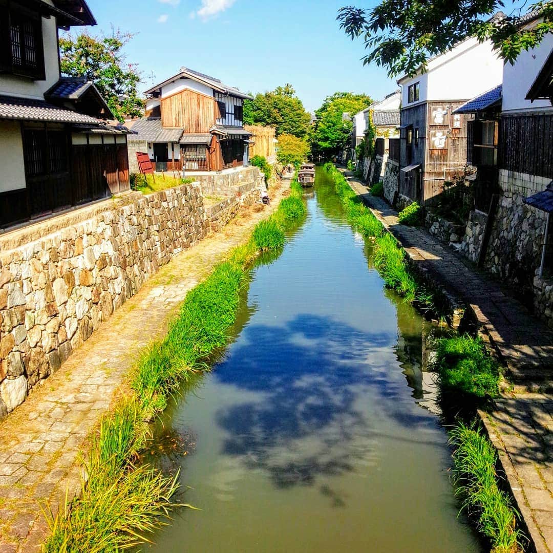 旅行比較サイト・トラベルコ 理想の旅を、いちばん安く。のインスタグラム：「#琵琶湖 にほど近く、美しい水郷の町 #近江八幡  中でもこの #八幡堀 には商家の蔵などが建ち並んでいて、この場所に立つと、なぜかホッと落ち着くような風情が漂っています。実はこの場所、時代劇のロケ地としてもたびたび登場しているんですよ。  周辺には、美しい町並みを残す近江商人の商家が並ぶエリアもあり、昔ながらの情緒が感じられますよ。 近江商人の活躍で栄えた近江八幡の町を、ぜひ、のんびりと散策してみましょう！  また、近くには、バームクーヘンなどの洋菓子で有名な #クラブハリエ のカフェもあるので、散策の途中にひと休みするのもおすすめです♪ ＊ ＊ ＊ #八幡堀 #近江八幡 #滋賀 #日本の風景 #時代劇 #ロケ地 #国内旅行 #travel #trip #japantrip #japantravel #sightseeing #フォトジェニック #旅行好きな人と繋がりたい #写真好きな人と繋がりたい #女子旅 #一人旅 #カメラ女子 #カメラ男子 #photooftheday #followme #instatravel #travelgram #instagood #instaphoto #travelko #トラベルコ #トラベルコちゃん」