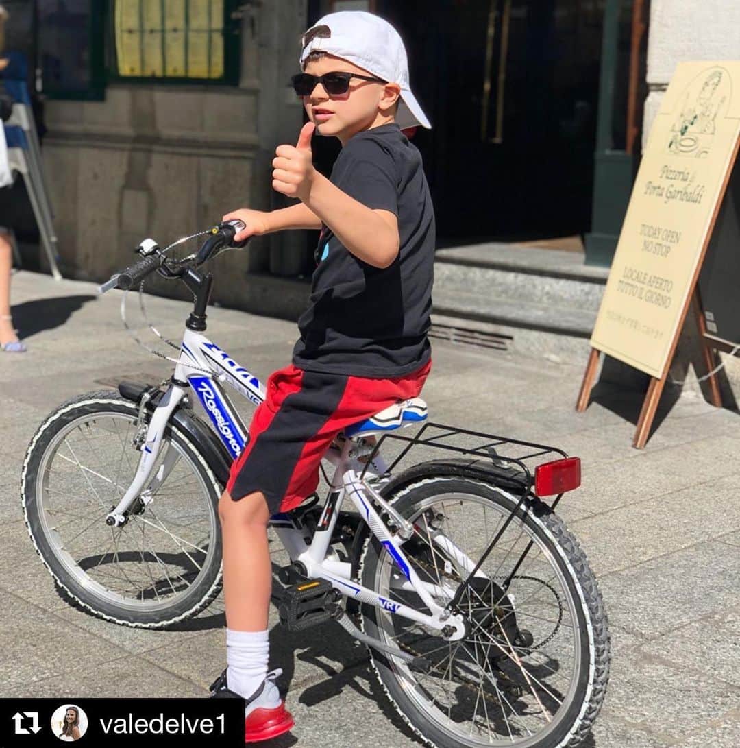 イニャツィオ・アバーテのインスタグラム：「#Repost @valedelve1 with @get_repost ・・・❤️❤️❤️ TANTI AUGURI ANDREA, amore mio...vita mia, oggi è il tuo compleanno. I primi 6 anni sono già passati,sei il nostro piccolo ometto, così furbo, vivace, intelligente,e portatore sano di felicità.ci stupisci ogni giorno con i tuoi ragionamenti, le tue domande, con le tue deduzioni logiche, con la tua simpatia da piccola peste quando cerchi di coprire con un sorriso e un bacio le tue marachelle ... cosa augurarti amore mio se non un mondo di realizzazioni... TI AMO CON TUTTA ME STESSA... tua mamma ❤️❤️❤️」