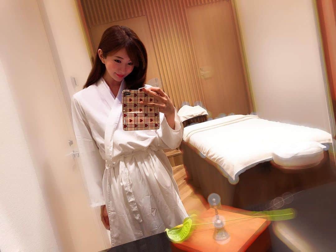 中村江莉香さんのインスタグラム写真 - (中村江莉香Instagram)「#PANPURI 💆‍♀💄#PR タイのオーガニック＆ナチュラルウェルネスブランド #パンピューリ の旗艦店とスパにご招待いただきました☺️🌸✨ 癒されてきましたよ💓 GINZA SIX地下一階のオリエンタルで上品な香りが漂う洗練された空間💍✨✨ ご縁を感じたのが...11月にプーケットへ行ったのですが、その際に泊まったホテルのアメニティーが @panpuri.jp だったんです😳✨ その際に香りがお気に入りで、、、🌼💄気になっていたらなんと‼銀座にも直営店さらにSPAがあるとのこと👏👏 嬉しい〜💋 トリートメント後はスッキリ...お肌の潤いはもちろん、ステキな香りに包まれて贅沢タイムでした💓 早速、お家でロータス DFNS フェイス トリートメント オイルとロータス DFNS ミネラル サンスクリーンを使ってみたら肌の潤いがぷるぷるになった感じ😌😌ベタベタせず、さらっとして潤いももたらせてくれる日焼け止めなら、安心して毎日使えそう！ お土産で頂いた美容液とサンスクリーン😌😌 お家でも引き続きケアを💞 気になる方は是非癒されに行ってくださいね🤝✨ #EmpowerYourWellnessJourney #CleanBeautyForAll #サンスクリーン #ハスの花 #ハスの花エキス #蓮の花 #蓮 #ギンザシックス #GINZASIX #銀座エステ #アラサー美容 #美容レポ #ロータスディフェンス #LOTUSDEFENSE #スパ #タイスパ」5月14日 16時26分 - erica_nakamura