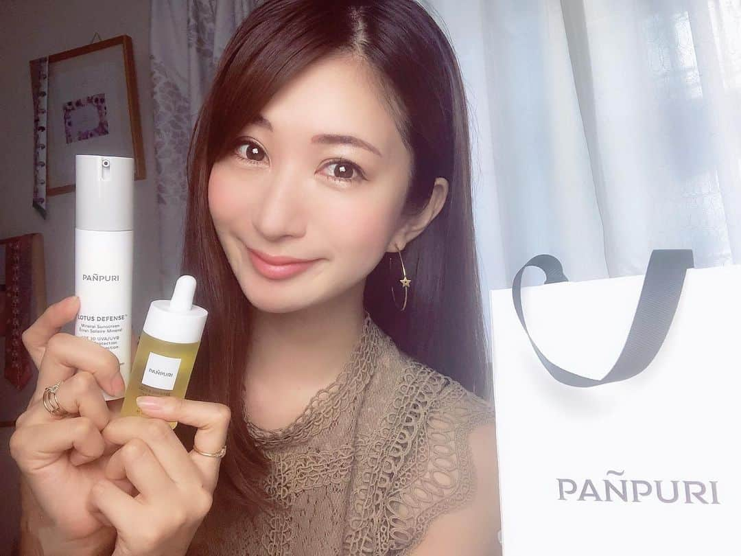 中村江莉香さんのインスタグラム写真 - (中村江莉香Instagram)「#PANPURI 💆‍♀💄#PR タイのオーガニック＆ナチュラルウェルネスブランド #パンピューリ の旗艦店とスパにご招待いただきました☺️🌸✨ 癒されてきましたよ💓 GINZA SIX地下一階のオリエンタルで上品な香りが漂う洗練された空間💍✨✨ ご縁を感じたのが...11月にプーケットへ行ったのですが、その際に泊まったホテルのアメニティーが @panpuri.jp だったんです😳✨ その際に香りがお気に入りで、、、🌼💄気になっていたらなんと‼銀座にも直営店さらにSPAがあるとのこと👏👏 嬉しい〜💋 トリートメント後はスッキリ...お肌の潤いはもちろん、ステキな香りに包まれて贅沢タイムでした💓 早速、お家でロータス DFNS フェイス トリートメント オイルとロータス DFNS ミネラル サンスクリーンを使ってみたら肌の潤いがぷるぷるになった感じ😌😌ベタベタせず、さらっとして潤いももたらせてくれる日焼け止めなら、安心して毎日使えそう！ お土産で頂いた美容液とサンスクリーン😌😌 お家でも引き続きケアを💞 気になる方は是非癒されに行ってくださいね🤝✨ #EmpowerYourWellnessJourney #CleanBeautyForAll #サンスクリーン #ハスの花 #ハスの花エキス #蓮の花 #蓮 #ギンザシックス #GINZASIX #銀座エステ #アラサー美容 #美容レポ #ロータスディフェンス #LOTUSDEFENSE #スパ #タイスパ」5月14日 16時26分 - erica_nakamura