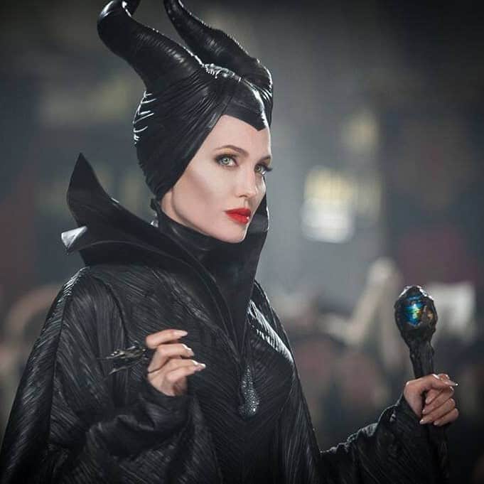E! Onlineさんのインスタグラム写真 - (E! OnlineInstagram)「The first trailer for the #Maleficent sequel is here, and the mistress of evil never looked so good. Be careful not to prick your finger when you tap the link in our bio for the official trailer. (📷: Walt Disney Studios)」5月15日 3時15分 - enews