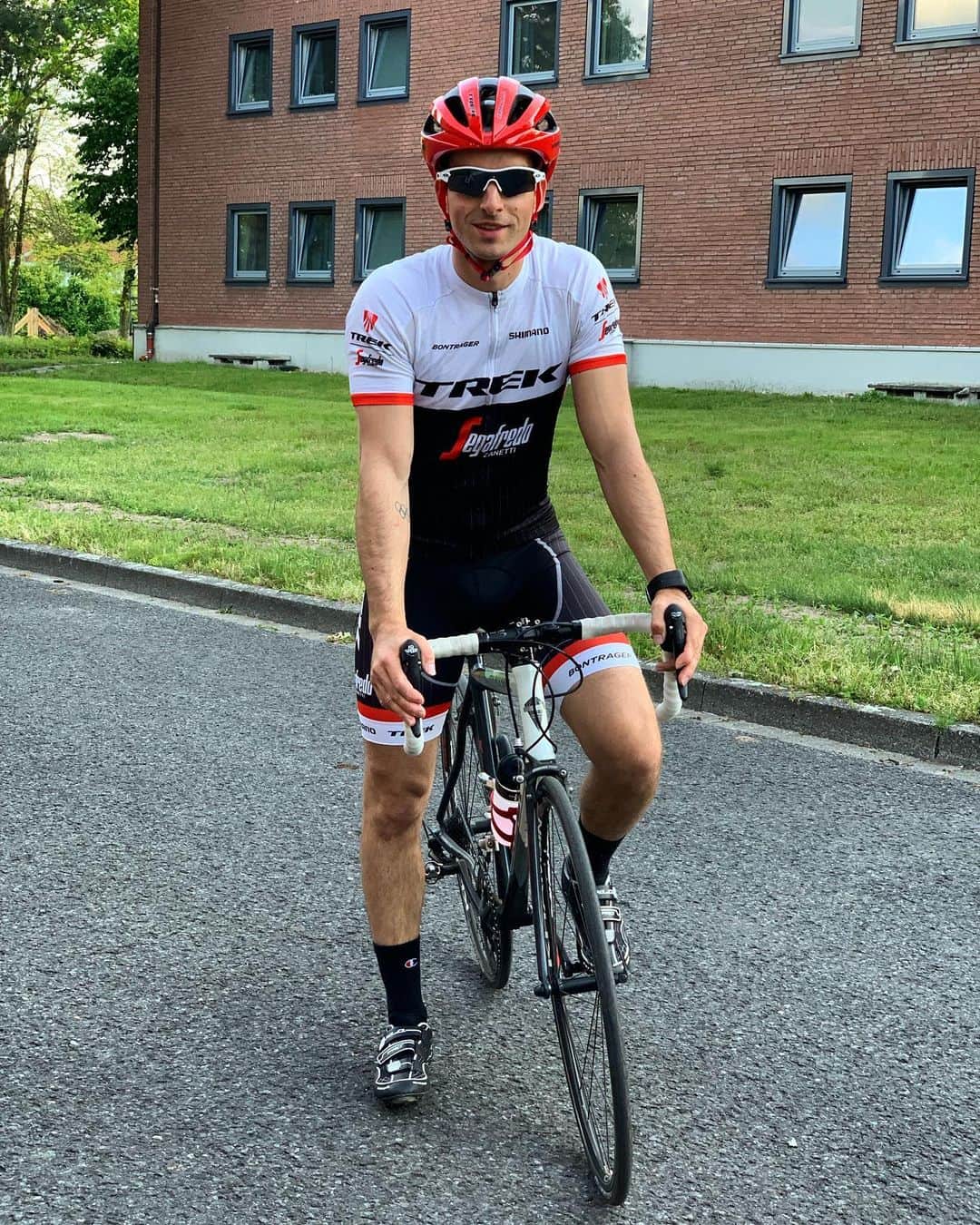 ルーベン・ブロマールトのインスタグラム：「🚴‍♂️ Outfit by #radsportheckmair #trek #oberstdorf」