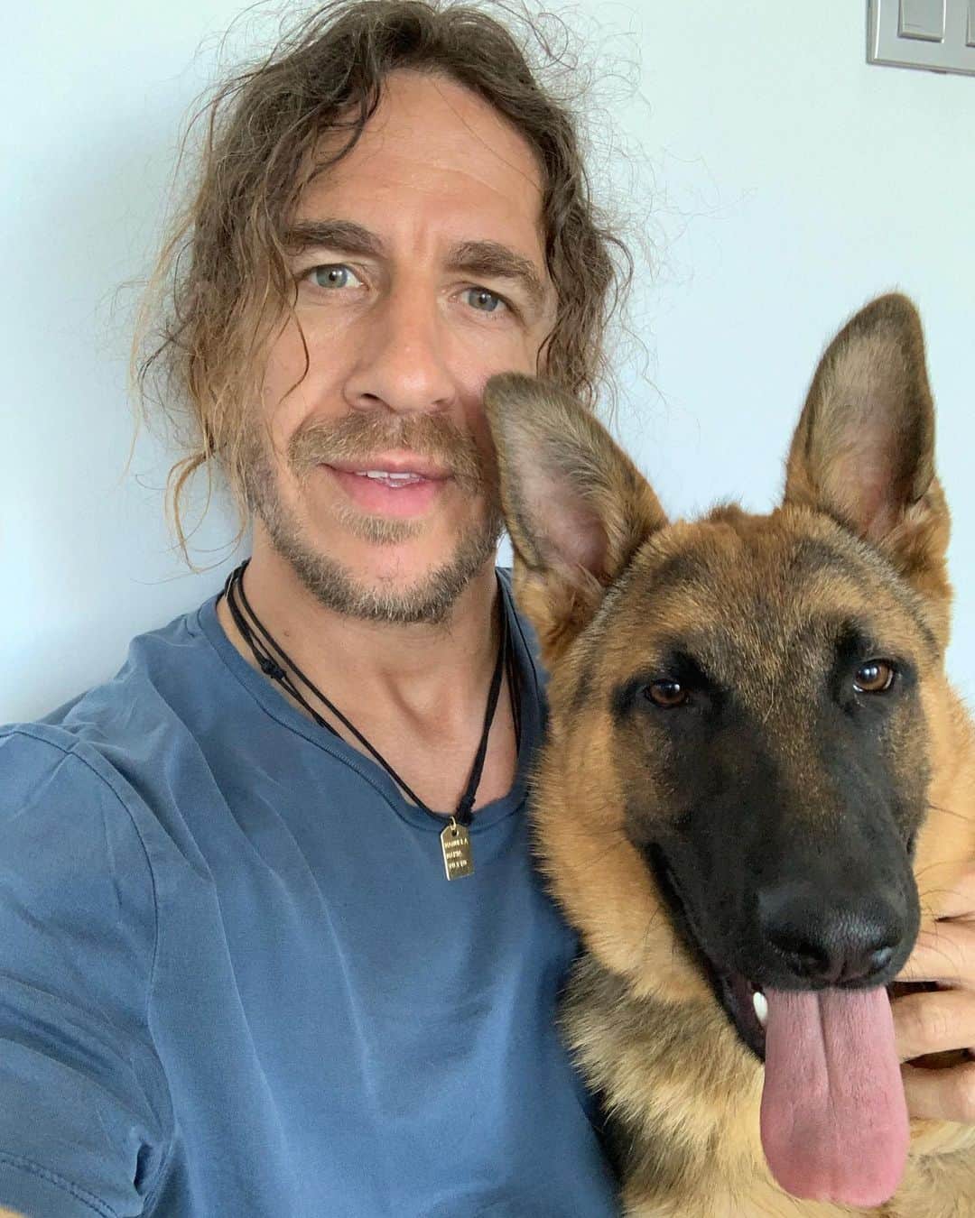 カルレス・プジョルのインスタグラム：「I love Simon ❤️🐕 #Simón🧡」