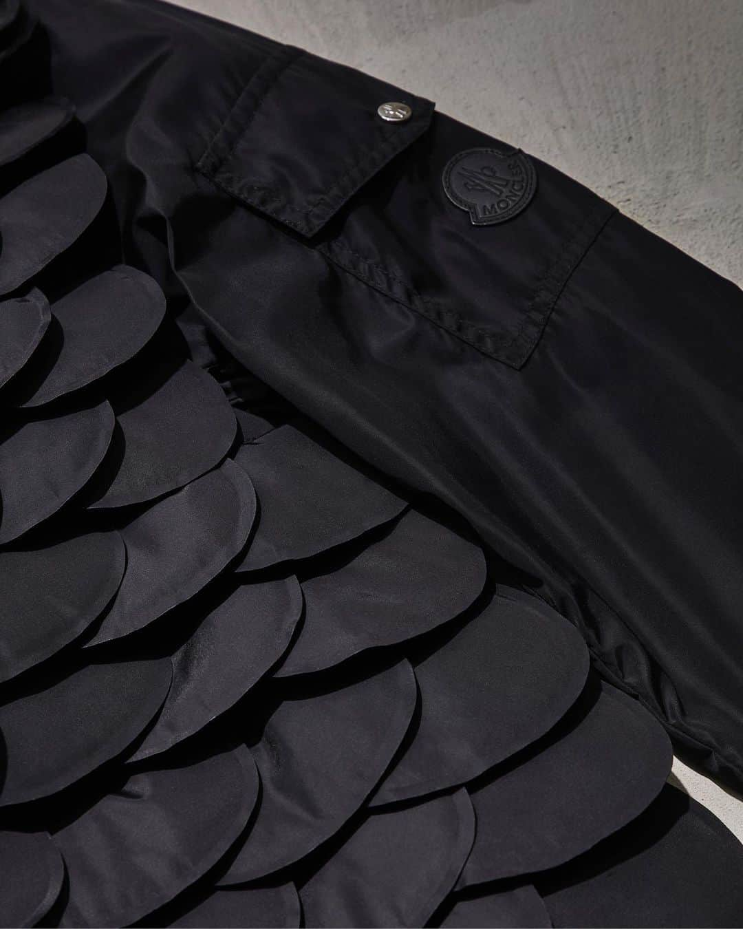 モンクレールさんのインスタグラム写真 - (モンクレールInstagram)「Tough yet feminine silhouettes deliver an idea of aggressive romanticism. The fabrics of #MONCLERNOIR Kei Ninomiya feature futuristic nylons, dolmias, laqué nylon and leather.  _ #MONCLERGENIUS Moncler.com.  @NoirKeiNinomiya」5月15日 1時49分 - moncler