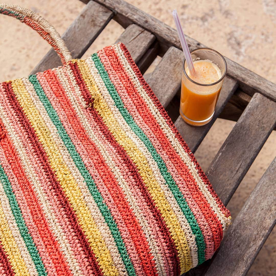 ベンシモンのインスタグラム：「Psssst ! Cette merveille de sac vient d'arriver en ligne ☀️ Créés en collaboration avec l'association @zazakelysambatra qui fournit un accompagnement éducatif, sanitaire et social à plus de 300 jeunes de Madagascar, les deux sacs de cette collection fabriqués dans les ateliers de Mada Arts sont le fruit d'un savoir-faire unique et artisanal !  Découvrez l'histoire de ces sacs sur Bensimon.com <3 🇬🇧 Pssst! You know that this little wonder are online now?! ☀️ Created in collaboration with Zazakely Sambatra, a foundation providing educational, social accompaniment and medical care to more than 300 young children from Madagascar, the two bags from this collection are hand crafted in the local Mada Arts workshop. They are the result of a unique traditional know-how.  #bensimon #zazakely #zazakelysambatra #collab」