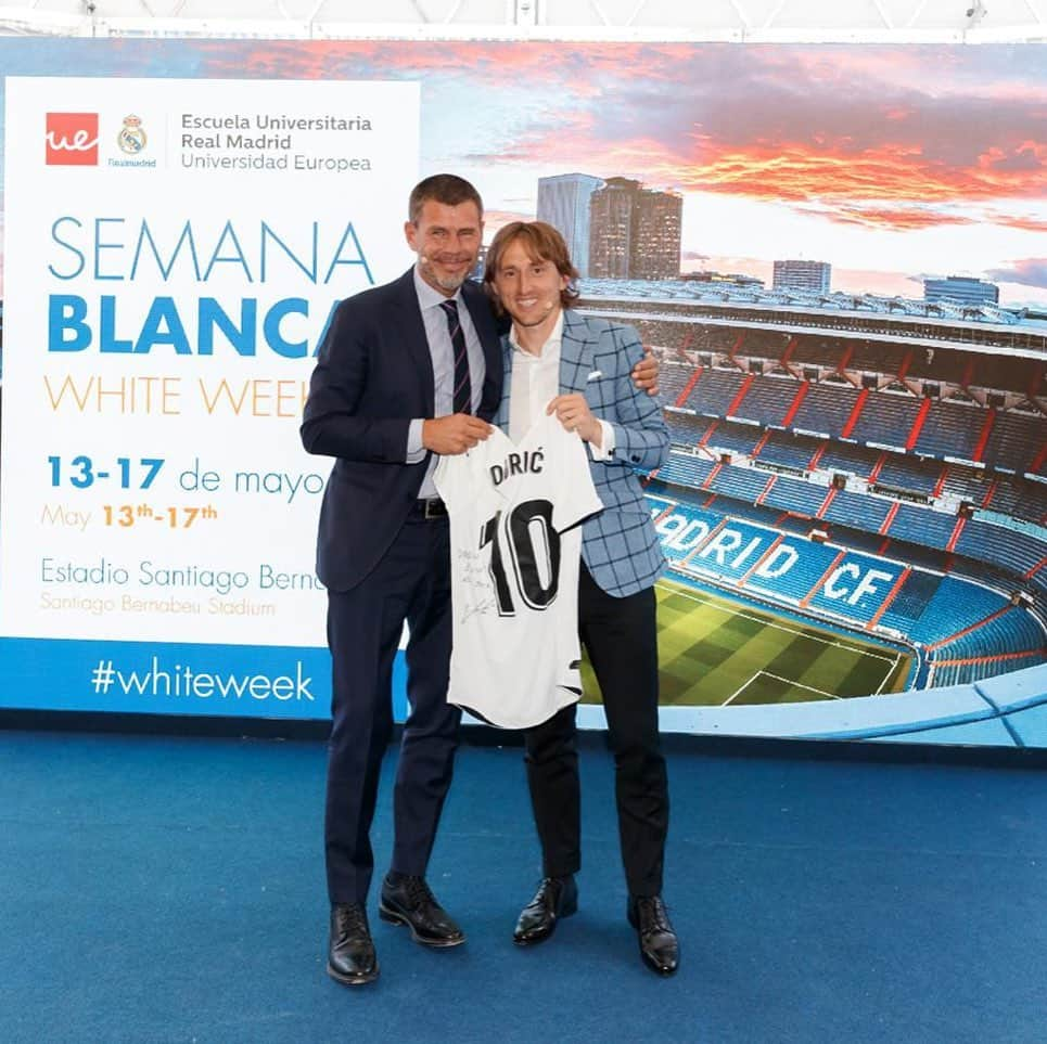 ルカ・モドリッチさんのインスタグラム写真 - (ルカ・モドリッチInstagram)「Agradable rato con la @realmadridue Una alegría volver a encontrarme con mi ídolo. Grande Zvone Boban! ☺🔝/ Great experience with @realmadridue. Delighted to meet my idol again. The legend Zvone Boban!」5月15日 1時51分 - lukamodric10