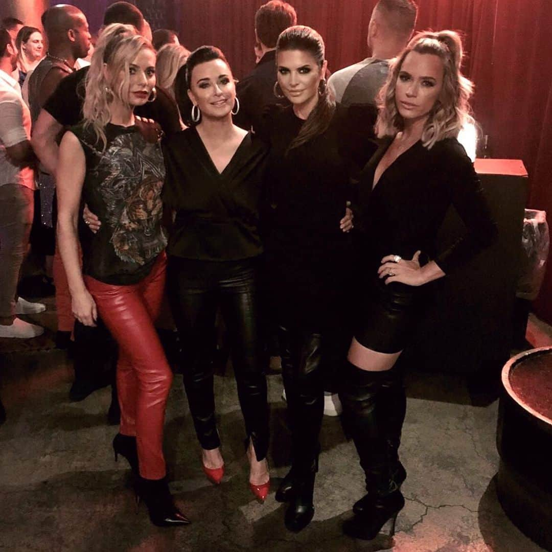 リサ・リナさんのインスタグラム写真 - (リサ・リナInstagram)「Tonight on #RHOBH 💎 I wear a Pony to The @theprettymess Concert at the Globe theater! @bravotv 9pm 🌈💫🎤💰💃🏻🌸⭐️💋」5月15日 1時56分 - lisarinna