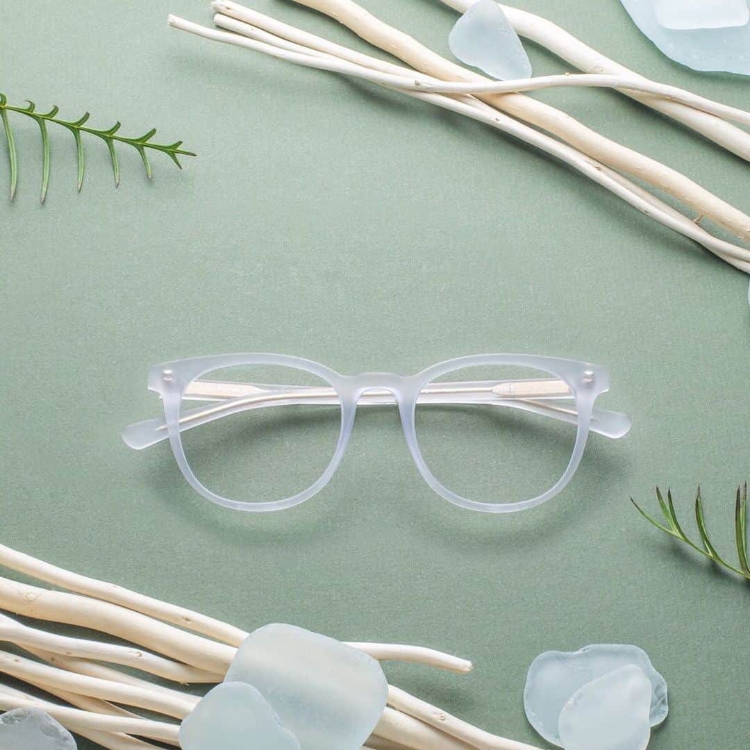 JINSさんのインスタグラム写真 - (JINSInstagram)「Seaglass-inspired frames with a beachy yet modern twist. Just in time for summer. Shop the #Seaglass Collection now! #jinseyewear #eyewear」5月15日 1時57分 - jins.usa