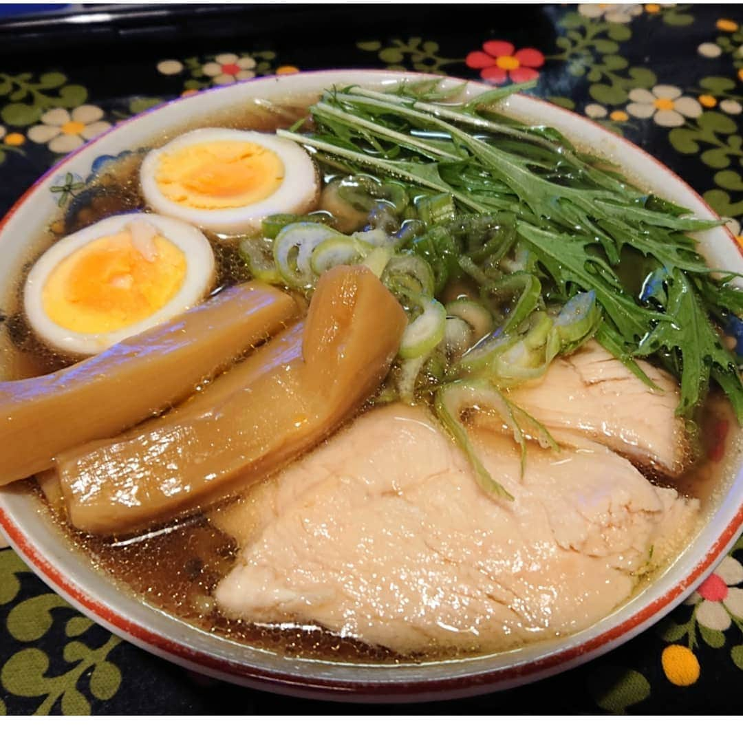 ホルスタイン・モリ夫さんのインスタグラム写真 - (ホルスタイン・モリ夫Instagram)「札幌ラーメンショーは混んでそうなので坂上ラーメンショー開催。 #ラーメン #鶏ガラスープ #オリジナルスープ #理想の味に程遠い #60点 #しなちくと鶏叉焼は市販のやつ #私は昔のベル醤油味に近づけたいんだ！ #盛り付け下手」5月15日 1時57分 - morry_aroi