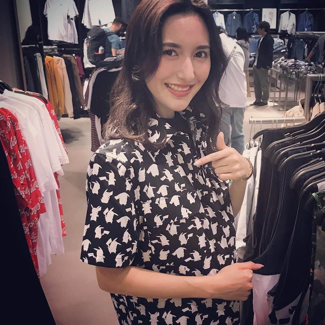 松本リコのインスタグラム：「・ ・ ・ ・ ピカチュウいっぱいおるっ♡ これメンズやねんけど、 XSやから着れるかな？笑 ・ ・ ・ #japanesegirl #japangirl  #japanesemodel #japanmodel #yahoo #お洒落 #インスタグラマー  #インフルエンサー #撮影 #ハーフ顔 #ハーフモデル #fashion #通販モデル #ファッション #楽天 #通販  #ピカチュウ #pokemon #pikachu ( @hm )」