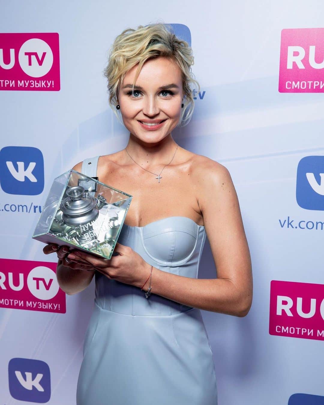 RU.TVさんのインスタグラム写真 - (RU.TVInstagram)「🌸 8 Русская Музыкальная Премия принесла Полине Гагариной @gagara1987 титул «Лучшая певица». ⠀ 🌺 Кто из прекрасных вокалисток добьется такого же успеха в этом году? ⠀ 🌹 Голосуй за своего кумира на сайте Телеканала RU.TV ⠀ #rutv #рутв #премиярутв2019 #премиярутв」5月15日 2時13分 - ru_tv