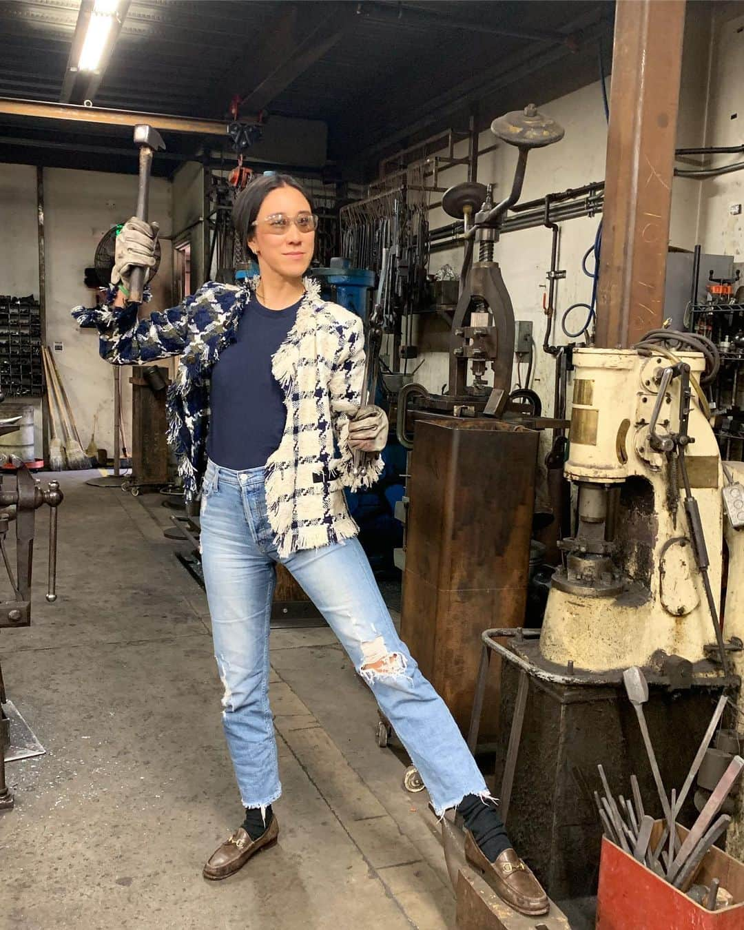 エヴァ・チェンさんのインスタグラム写真 - (エヴァ・チェンInstagram)「Never thought I’d have the opportunity to post a BLACKSMITHING #ootd but here we are. I have a newfound respect for Gendry because making swords is really hard!!」5月15日 2時30分 - evachen212