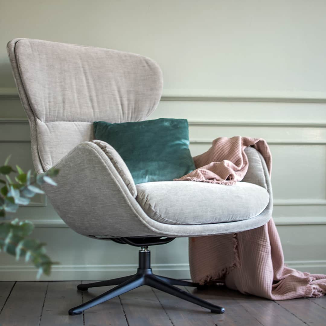 BoConceptさんのインスタグラム写真 - (BoConceptInstagram)「Curl up and enjoy the silence. A perfect mood booster. #Hyggemoment #BoConcept #DanishDesign #interior #decor #armchair」5月15日 2時24分 - boconcept_official