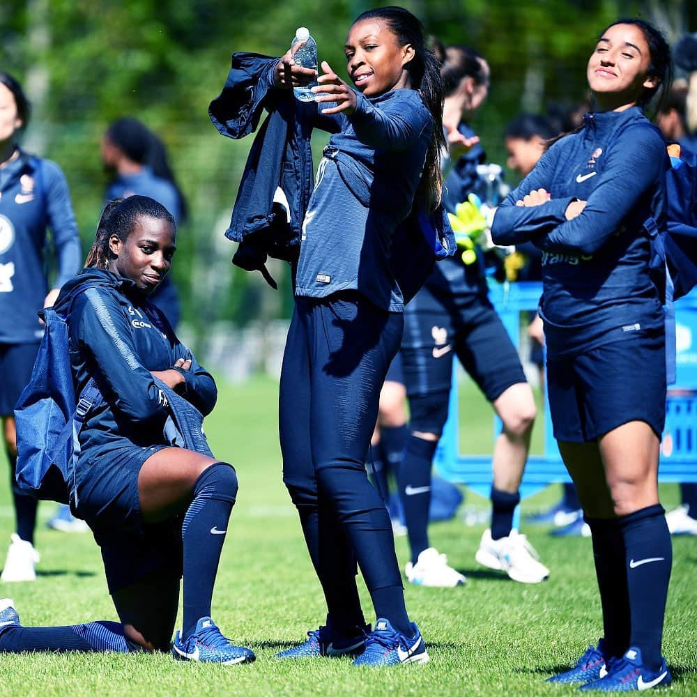 サッカー フランス代表チームさんのインスタグラム写真 - (サッカー フランス代表チームInstagram)「Le trio magique ! 🔥 #FiersdetreBleues @vivi_asseyi @grace_geyoro @sakinakarchaoui - Those 3 ! 🔥」5月15日 2時26分 - equipedefrance