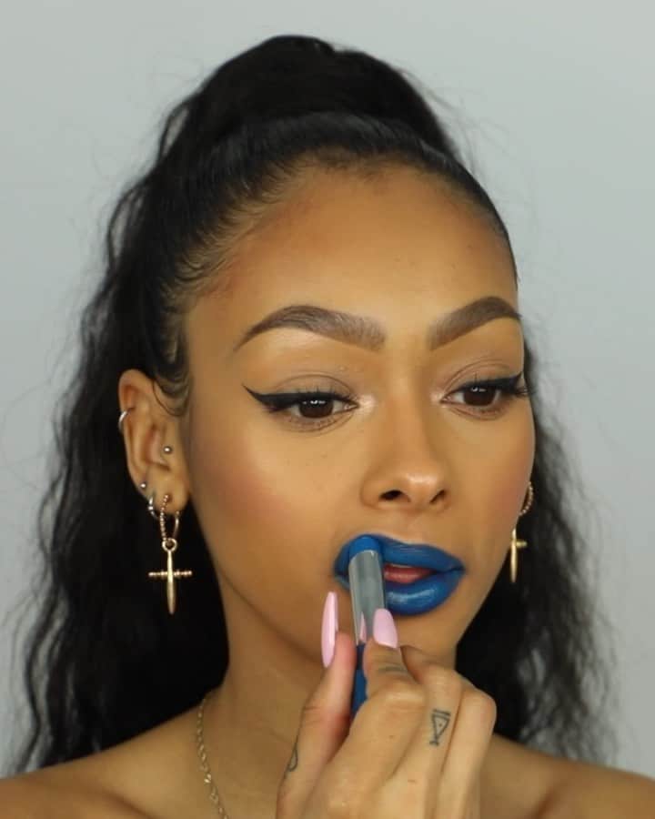 ジェイデ・ピアスのインスタグラム：「You all know how much I love @fentybeauty gloss bombs and stunna lip paints so I’m back with another @fentybeauty swatch video! I’m using their poutsicle juicy satin lipsticks and they’re amazing, they’re super pigmented but super moisturising.  @fentybeauty is now available in 32 @bootsuk stores and also available through order & collect. If you order before 8pm you can pick it up the next day in your local boots! Don't forget to collect your Advantage Card points as you can spend them on buying even more Fenty bits!  PRODUCTS USED IN ORDER: Pro kiss’r lip-loving scrubstick Pro kiss’r luscious lip balm  LIPSTICK SHADES IN ORDER: Poutsicle juicy satin lipstick in shade- Alpha doll Tropic tantrum Sun snatched Purpsicle Motorboat Go deep Hot blooded  #FENTYBEAUTYxBOOTS #AD」