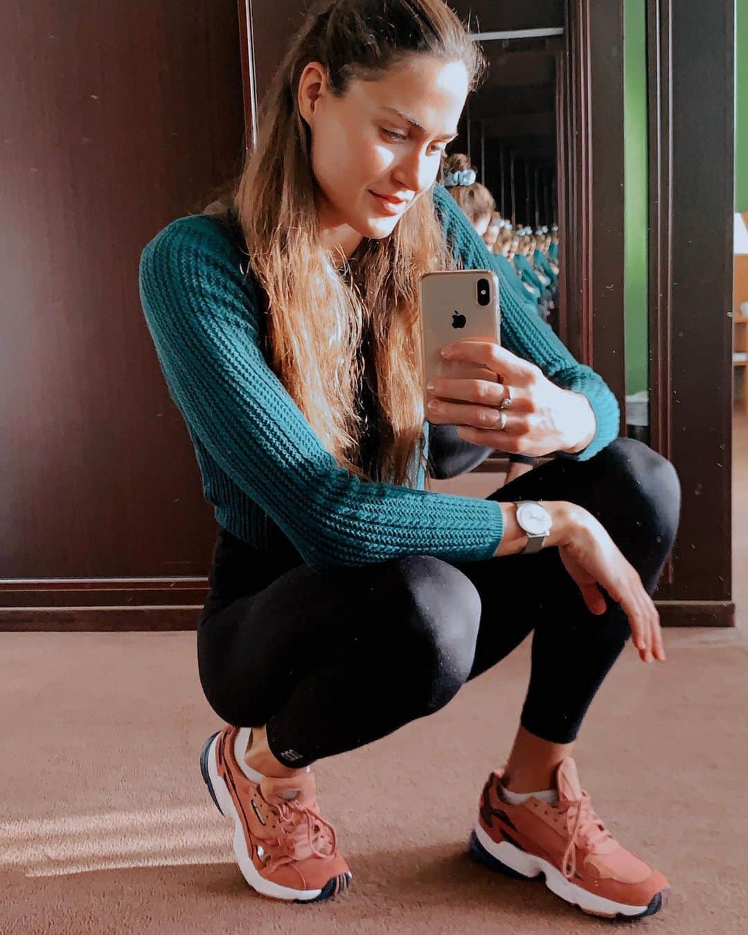 ズザンナ・ヤカボスのインスタグラム：「👀」
