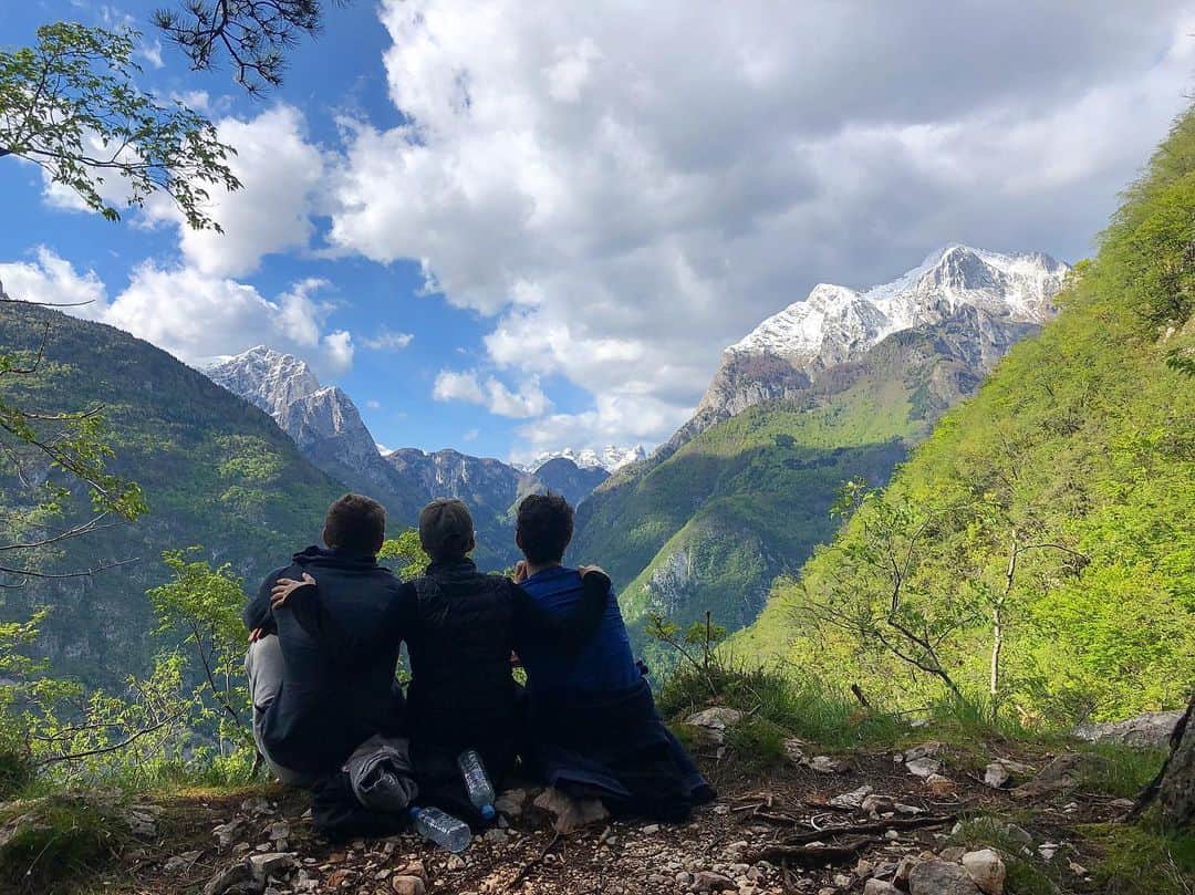 ジェイソン・ブラウンのインスタグラム：「Too beautiful to look away... ✨📸 すごい景色です！❤️ #SočaValley #Bovec #Slovenia」