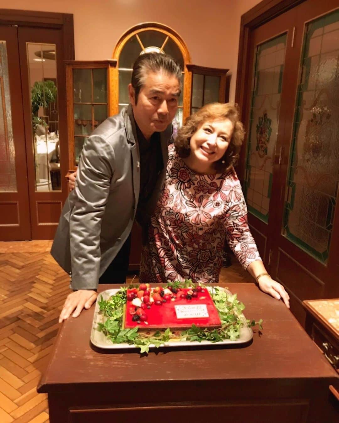 キャシー中島さんのインスタグラム写真 - (キャシー中島Instagram)「* 今日は代官山のASOで友人が結婚40周年のミニパーティーを開いてくれました。  少し早く代官山に着いたので ハリウッドランチマーケットで 久しぶりにお買い物！  そして暖かいパーティー🎉 ありがとうございます😊 * *  #キャシー中島#kathynakajima #キャシーマム#kathymom  #勝野パパ#勝野洋  #夫婦#couple#結婚40周年 #ルビー婚#お祝い#ありがとう #👫#💏#💑 #40thanniversary」5月15日 2時47分 - official_kathynakajima