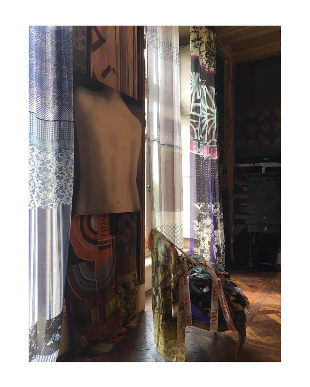 Pierre-Louis Masciaさんのインスタグラム写真 - (Pierre-Louis MasciaInstagram)「Galerie Le Confort des Etranges - Toulouse . #plm #pierrelouismascia #unpredictableclassic #womenswear #menswear #prints #collection #spring #summer #2019 #ss19」5月15日 2時45分 - pierrelouismascia