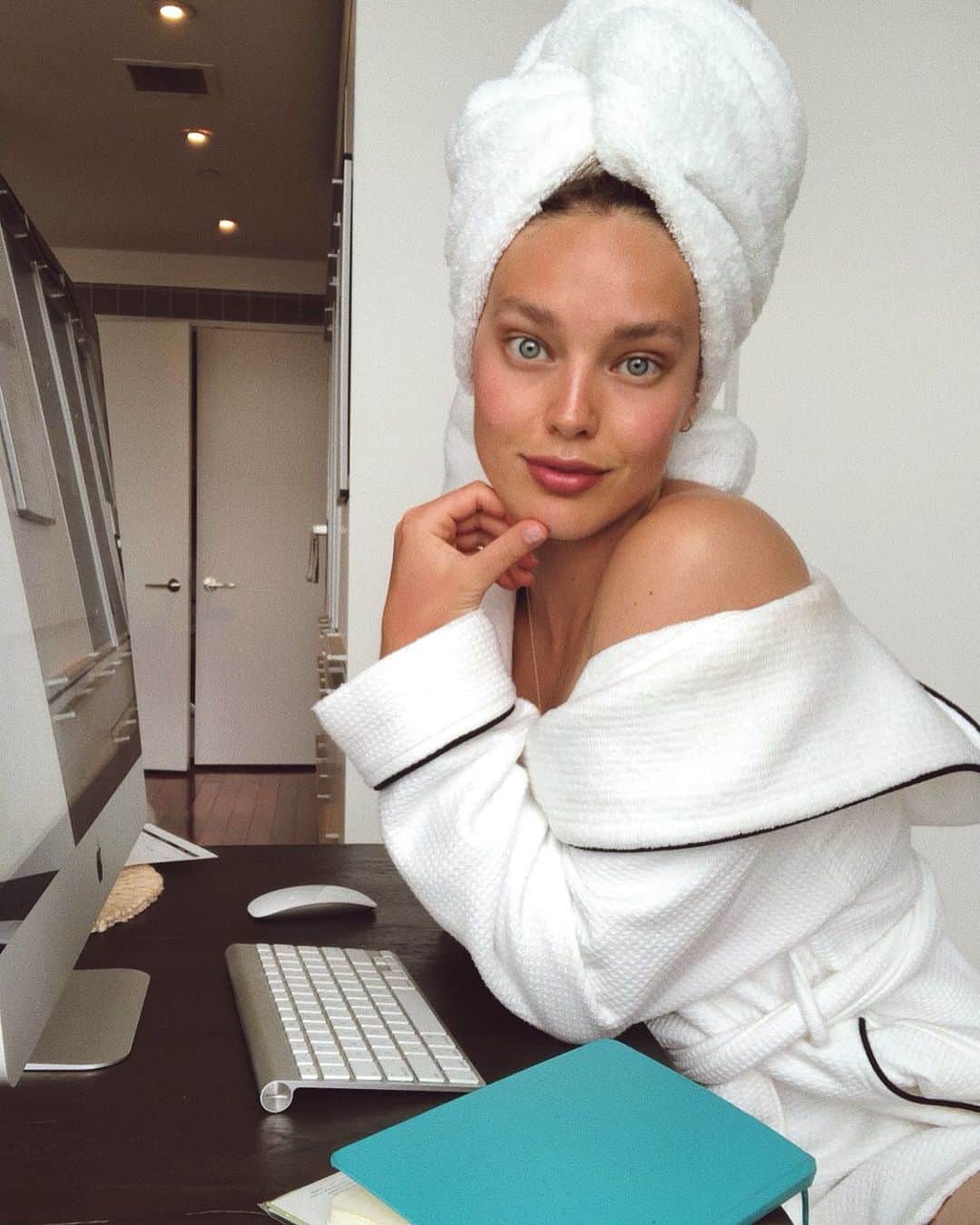 エミリー・DiDonatoのインスタグラム：「My version of working from home 😉🖥」