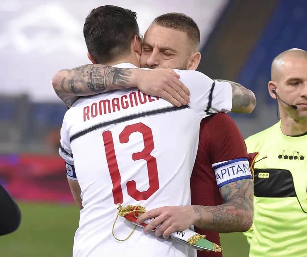 アレッシオ・ロマニョーリのインスタグラム：「Sei sempre stato un punto di riferimento, un Capitano, ma sopratutto un Uomo vero, con valori che poche persone, soprattutto nel nostro mondo, possiedono. Mancherai a tutto il mondo del calcio e a tutti quelli che hanno avuto la fortuna di conoscerti. In bocca al lupo Dani. #DanieleDeRossi #DDR #16」