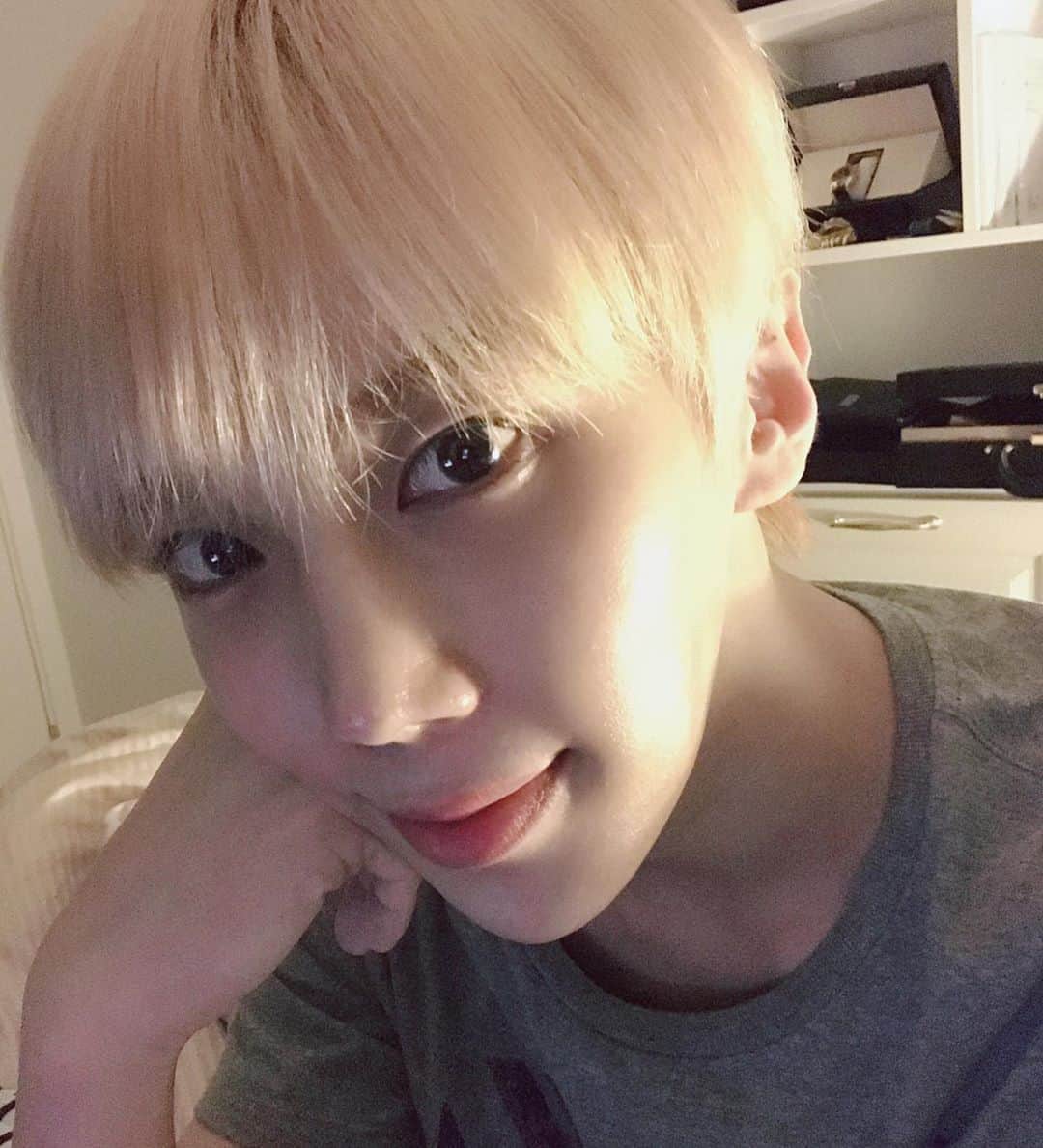 パク・ジョンミンのインスタグラム：「잠들기 전,  언제나 내 편, 우리 트리플~가족 여러분들이 생각나서 한 장! 🌙😌🐰🙊💚」