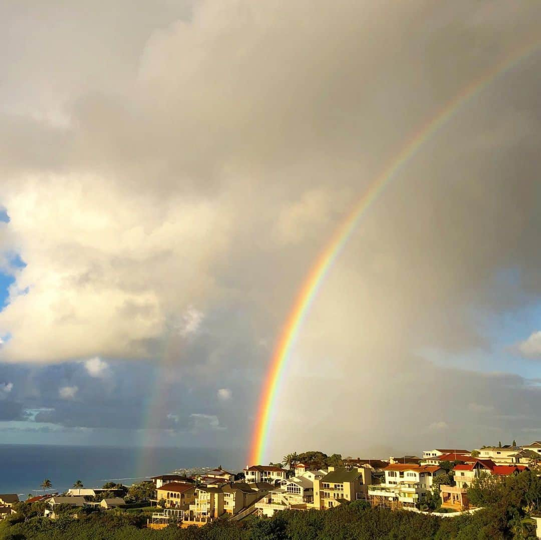 マキ・コニクソンさんのインスタグラム写真 - (マキ・コニクソンInstagram)「Good morning from HAWAII!! “The Rainbow State”  朝からダボーレインボー🌈🌈 ラッキーディの予感！😊 気分が良いと今日のテーマを考える私です！笑😁 今日のテーマ！☝🏼急に予期せぬ事が起こってもパニックにならないでピンチをチャンスに変える気持ちで慎重に物事をハンドリングする事！ それが出来ると更に良い結果になるよ！ 嫌な事や有り得ない事が起こった時こそ自分の力がフルに発揮できるからある意味自分にとっての”チャンス”だね！👍🏼 ピンチの時こそ、その人のキャパが出るからいわゆる”見せ場”ですよ！☝🏼 お互いやるっきゃないのだ！💪🏼今日も笑顔でハッピーな1日を過ごそうね！😊 #ハワイのおすそ分け🤙🏼 #ダボーレインボーのおすそ分け🌈🌈 #シアワセのおすそ分け😊 #ピンチをチャンスに変えて結果オーライにしよう☝🏼」5月15日 3時09分 - makikonikson