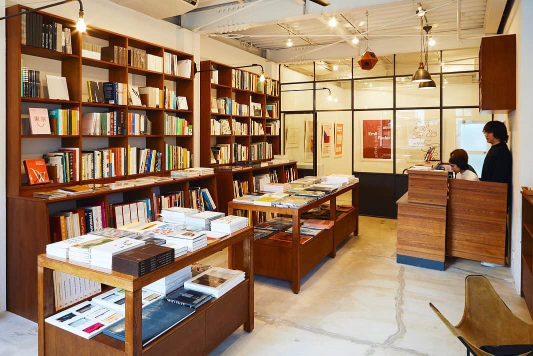 フィガロジャポンさんのインスタグラム写真 - (フィガロジャポンInstagram)「【東京案内2019】タイポグラフィを中心に、写真集やグラフィックデザインの本が充実している「ブック・アンド・サンズ」。新刊だけでなく、店主が長年集めてきた古書も販売。不定期でさまざまな企画展を開催するギャラリーと、テイクアウト可能なコーヒースタンドも併設しています。詳細は、最新号の別冊をチェックして。 photo : DAISUKE YAMADA⠀⠀ #figarojapon #bookandsons #ブックアンドサンズ #本屋 #学芸大学 #フィガロ6月号」5月14日 18時21分 - madamefigarojapon
