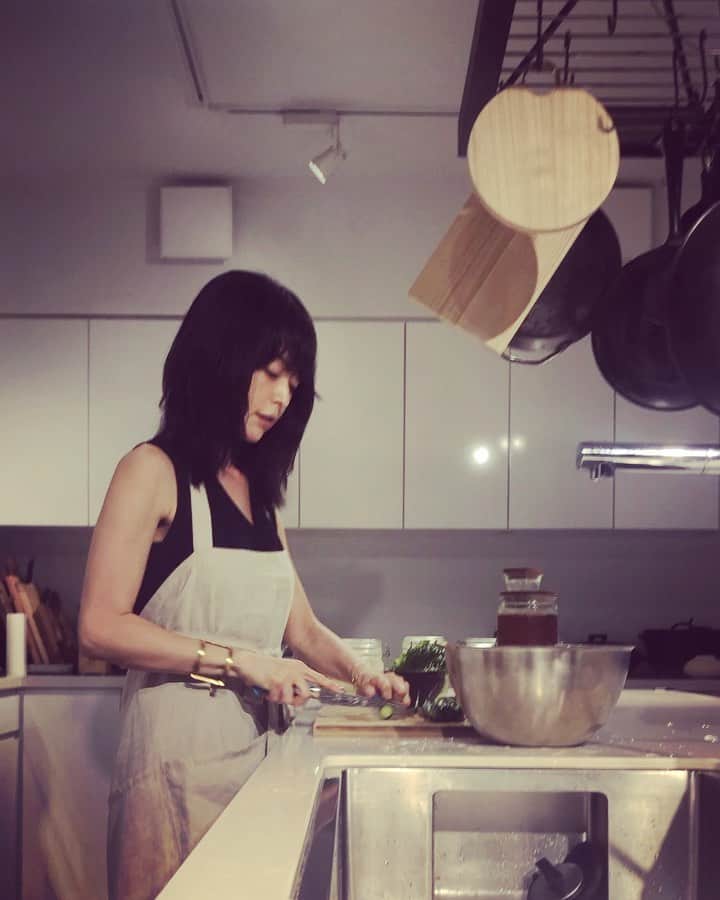 のインスタグラム：「. . 夕飯作り。 . . ブレブレ撮影は 息子♡ . . . . #mio🍳cook  #松井家のおもてなしごはん  #明日 #ノンストップ #家ごはん #夜ごはん  #本音は #早く座りたい 笑笑笑 #今日もお疲れ様 です😊」