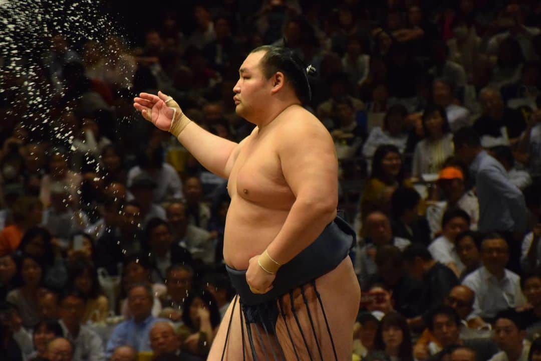 日本相撲協会さんのインスタグラム写真 - (日本相撲協会Instagram)「鶴竜、遠藤、豪栄道の塩まき。  #sumo #相撲 #五月 #may #国技館 #japan #両国 #和」5月14日 18時18分 - sumokyokai