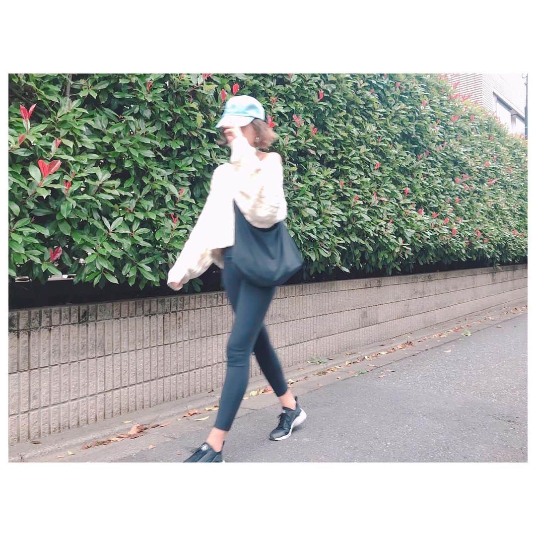 のインスタグラム：「今日はキック🥊終わりでTシャツをニットに着替えただけでそのまま仕事へ。 昔から自分のぺったんこのお尻があまり好きじゃなくて、尻パット付きパンツ履いてた時期もあったり😂 そんなぺったんこのお尻がキック初めてからほんの少し変化したかも。 外人みたいなぷり尻には全然程遠いけど、引き続きヒップアップ頑張ろ。 トレーニングウエア＋私服合わせをカッコ良く着こなせるボディー目指すどー💪 #fashion #style #nike #uniqlo #herfee」
